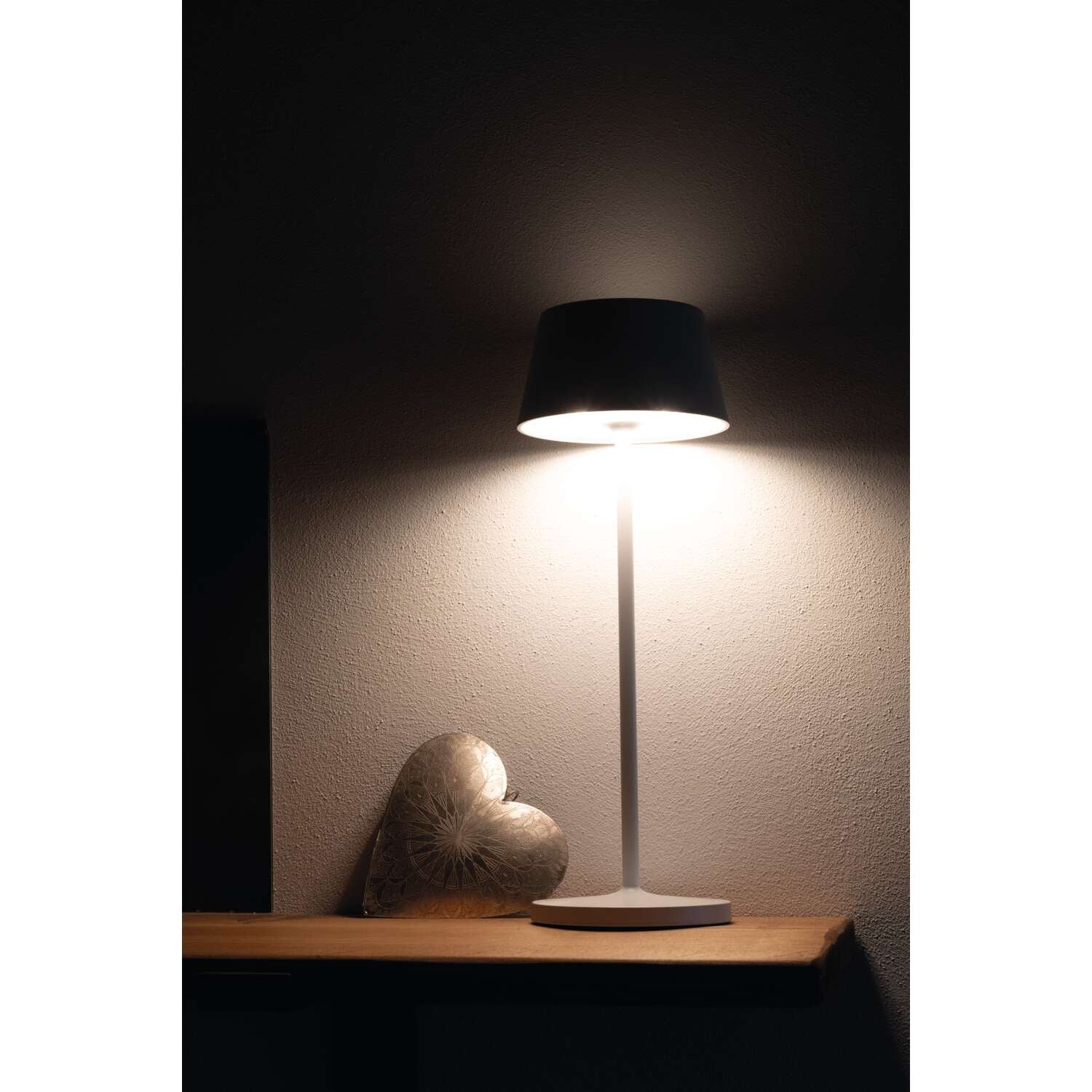 MAUL LED Tischleuchte Nina – Akku, USB-C & Ladestation, stufenlos dimmbar – 4000 K – 210 lm 3 W – Weiss