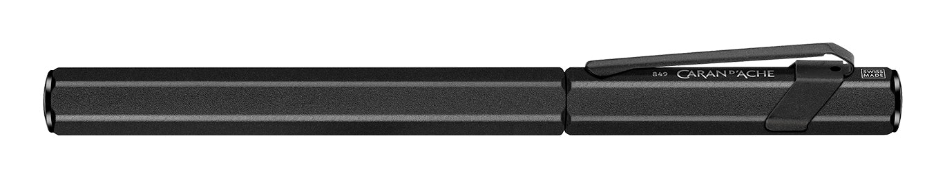 Caran d-Ache Caran d'Ache 849 Black Code – Füllfederhalter M Feder – Schwarz