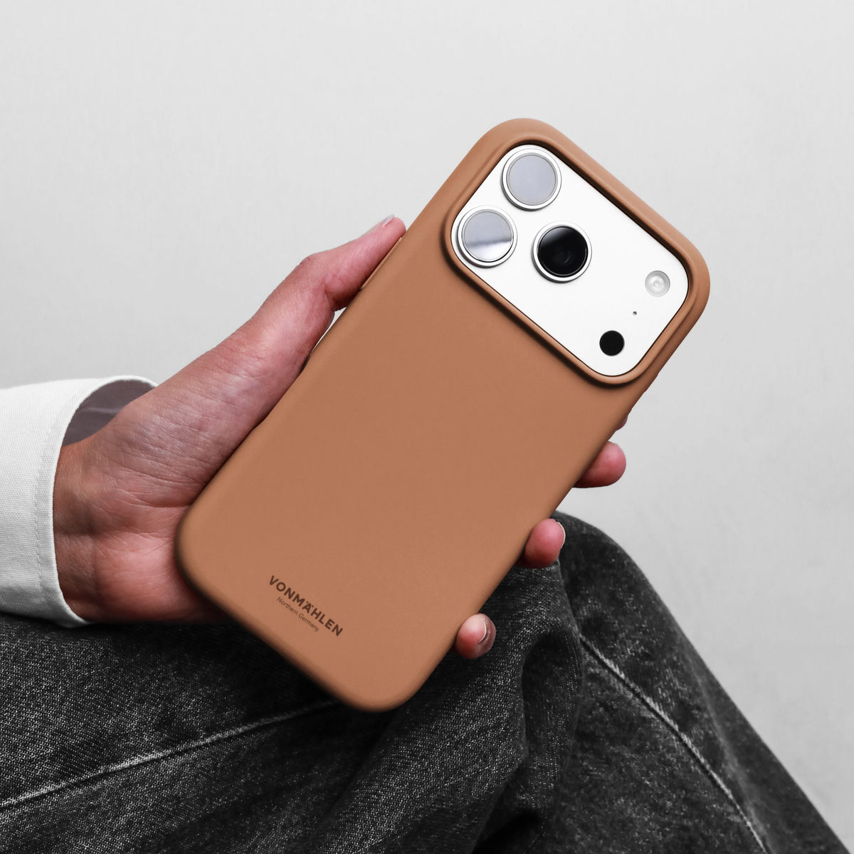 Vonmählen Backcover – für Apple iPhone 17 Pro Max – braun – Silikon – MagSafe-kompatibel
