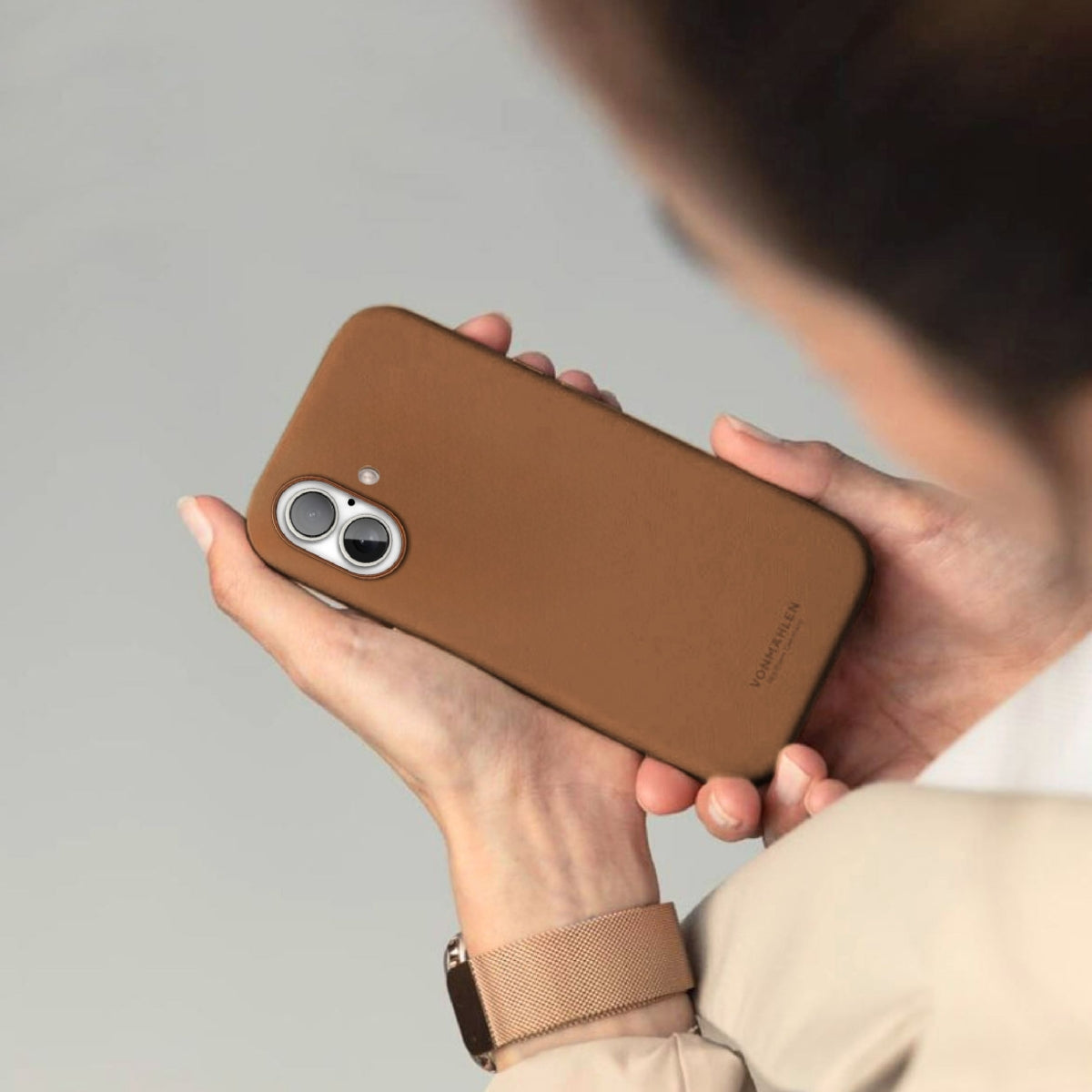 Vonmählen Like Leather Backcover – für Apple iPhone 16, MagSafe, Veganes Leder + Mikrofaser, Braun