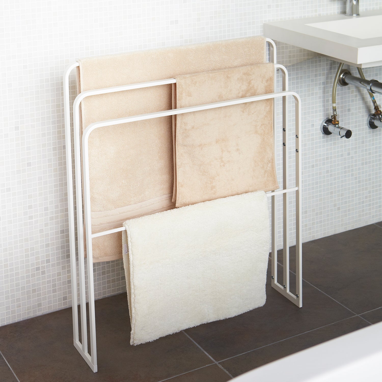 Yamazaki Handtuchständer TOWER – 14×70×81 cm, Stahl, Weiss