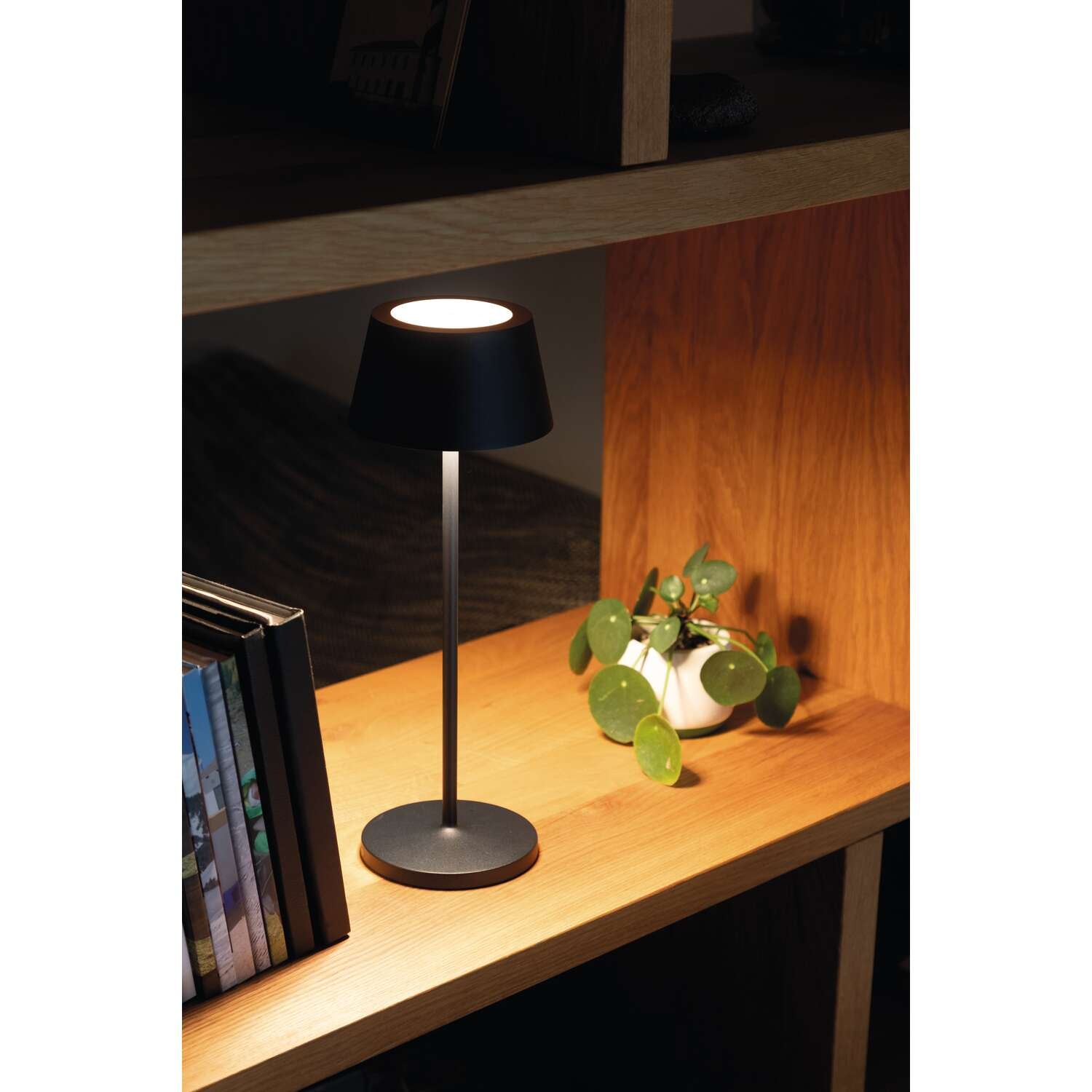 MAUL LED Tischleuchte Nina – Akku, USB-C, dimmbar – 4000 K – 210 lm 3 W – Grau Aluminium