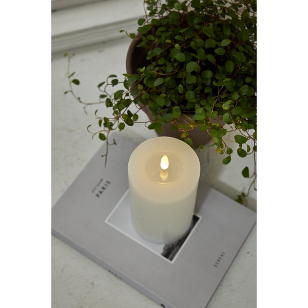 Star Trading LED-Kerze – Ø 7,5 × 15 cm – batteriebetrieben, weiss, flackernd, Timer 6/18 h