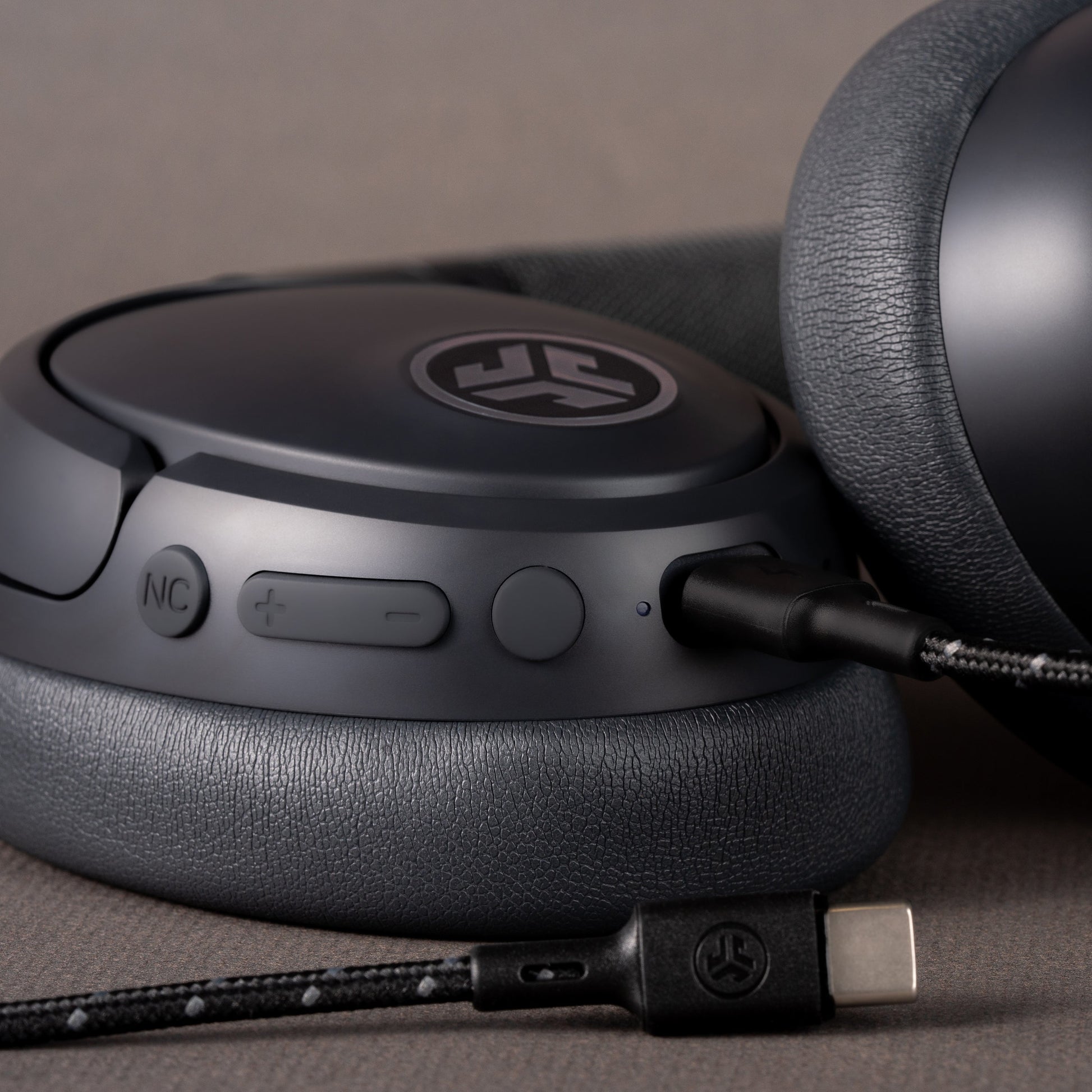 JLab JBuds Lux – Over-Ear Bluetooth ANC Kopfhörer – Graphit – bis 70 h (bis 40 h mit ANC)