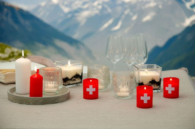 Balthasar Kerze im Glas – mit Schweizer Kreuz – Ø 5 × 6 cm – Paraffin & Kunststoff, mehrfarbig, 4-teilig