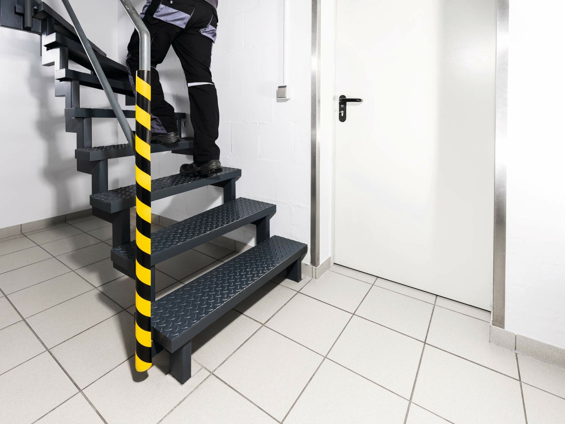 Durable Rohrschutzprofil P30 – 1 m, Ø 30 mm, Schwarz/Gelb, selbstklebend, 5 Stk.