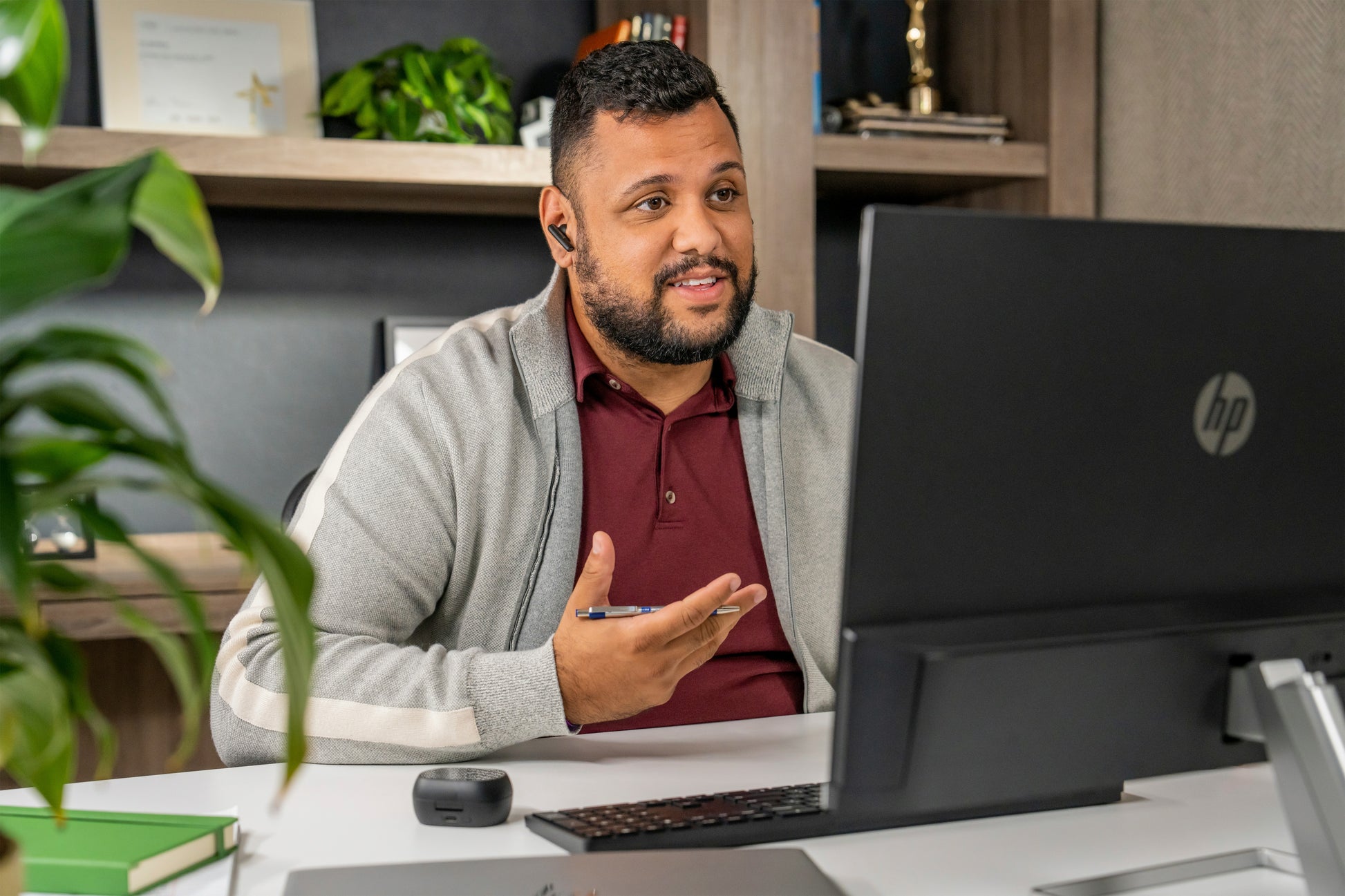 Poly Voyager Free 60+ UC – Touchscreen-Ladeetui, BT700 USB-C Adapter