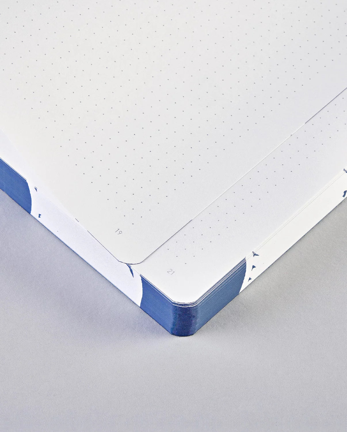 nuuna Notizbuch – 165 × 220 mm – 256 Seiten – 120 g/m² – Softcover, Fadenheftung, nummerierte Seiten