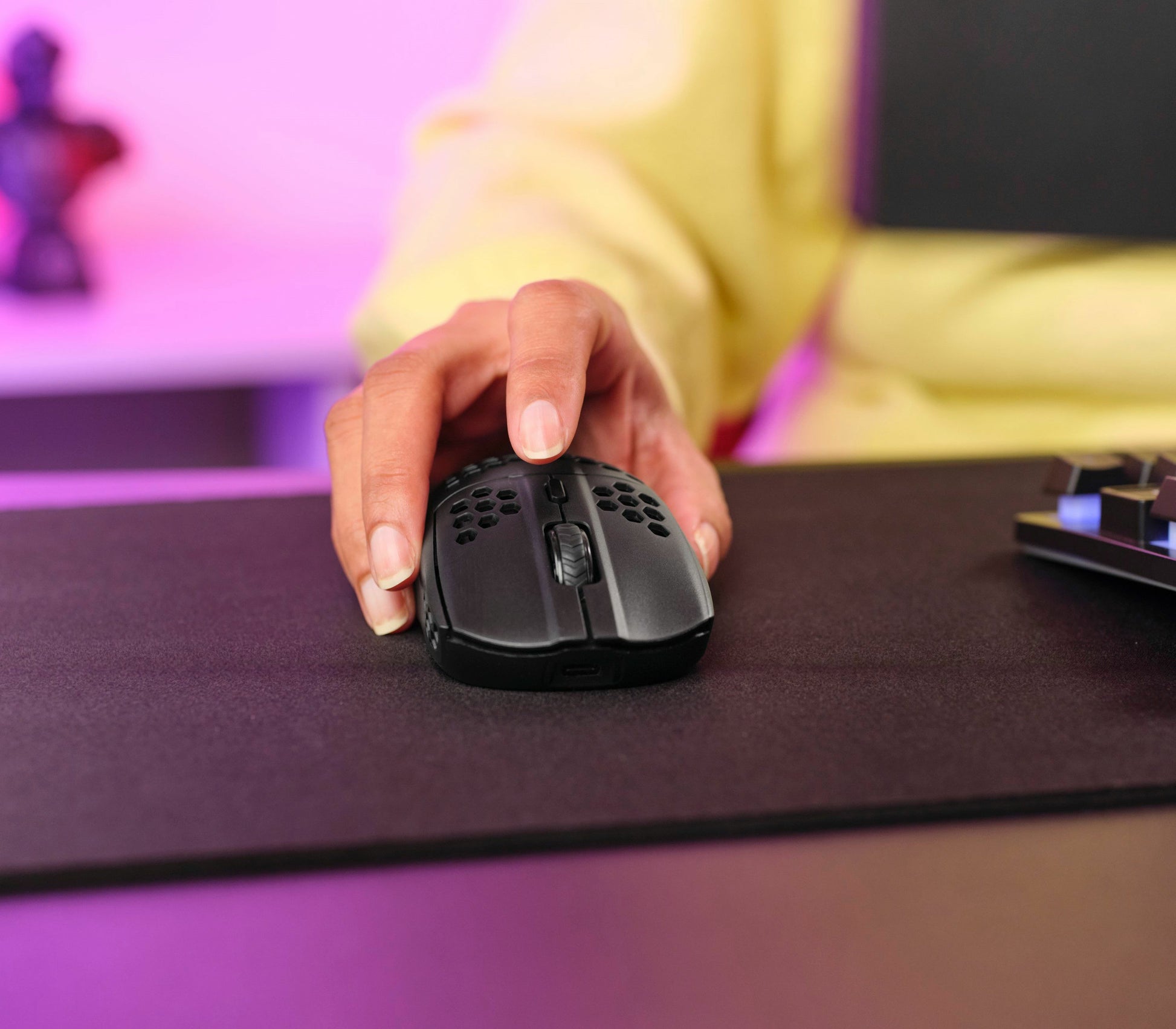 Trust GXT929 Helox – Gaming-Maus – Kabellos (2,4 GHz), 4800 DPI, RGB-Beleuchtung, rechts