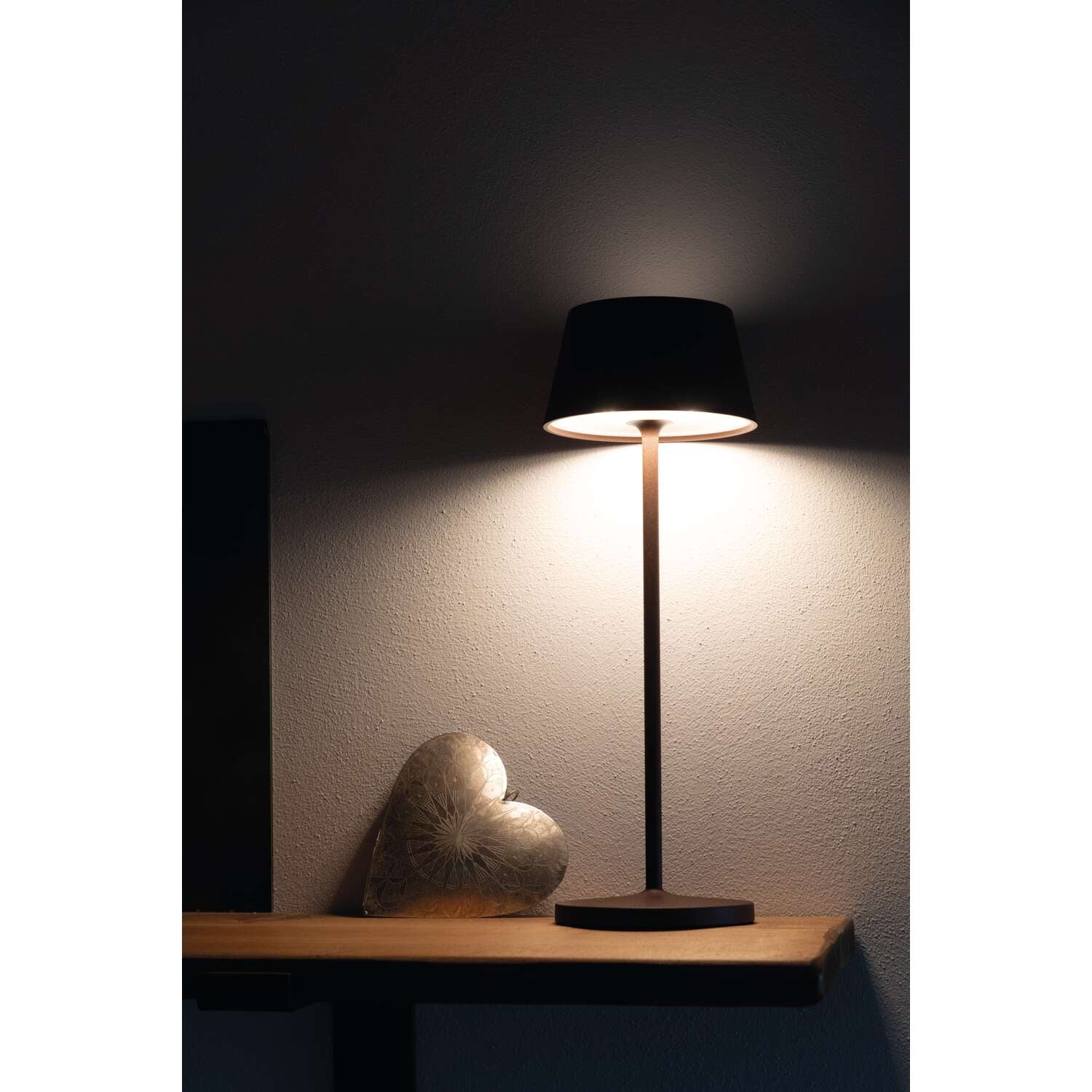 MAUL LED-Tischleuchte Nina – Akku, USB-C, Ladestation, dimmbar – 4000 K – 210 lm 3 W – Braun