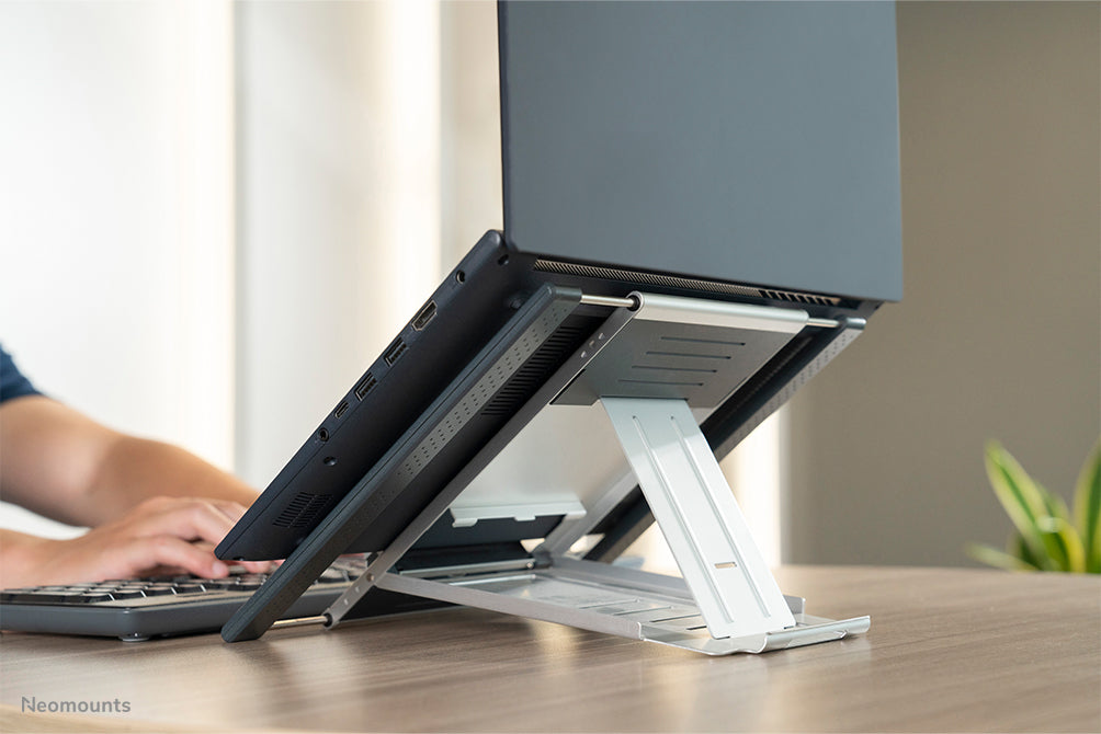 Neomounts Laptop-Ständer – bis 22"/5 kg, höhenverstellbar, neigbar – Silber