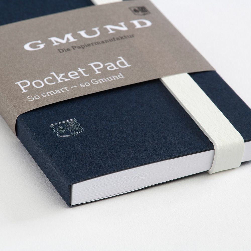 Gmund Notizbuch – 67 × 138 mm – blanko – 100 Seiten – 120 g/m², Gummiband, Einstecktasche, blau