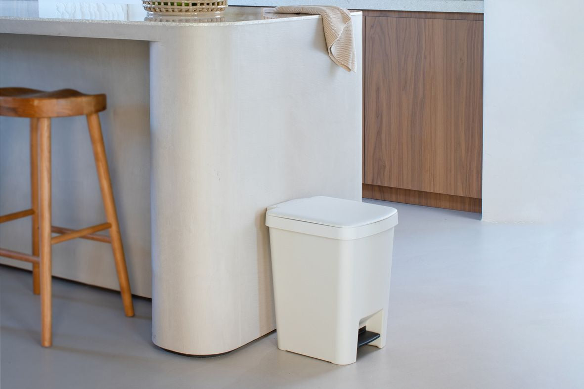 Brabantia Treteimer StepUp – 25 l – Recycling-Kunststoff, rechteckig – hellgrau