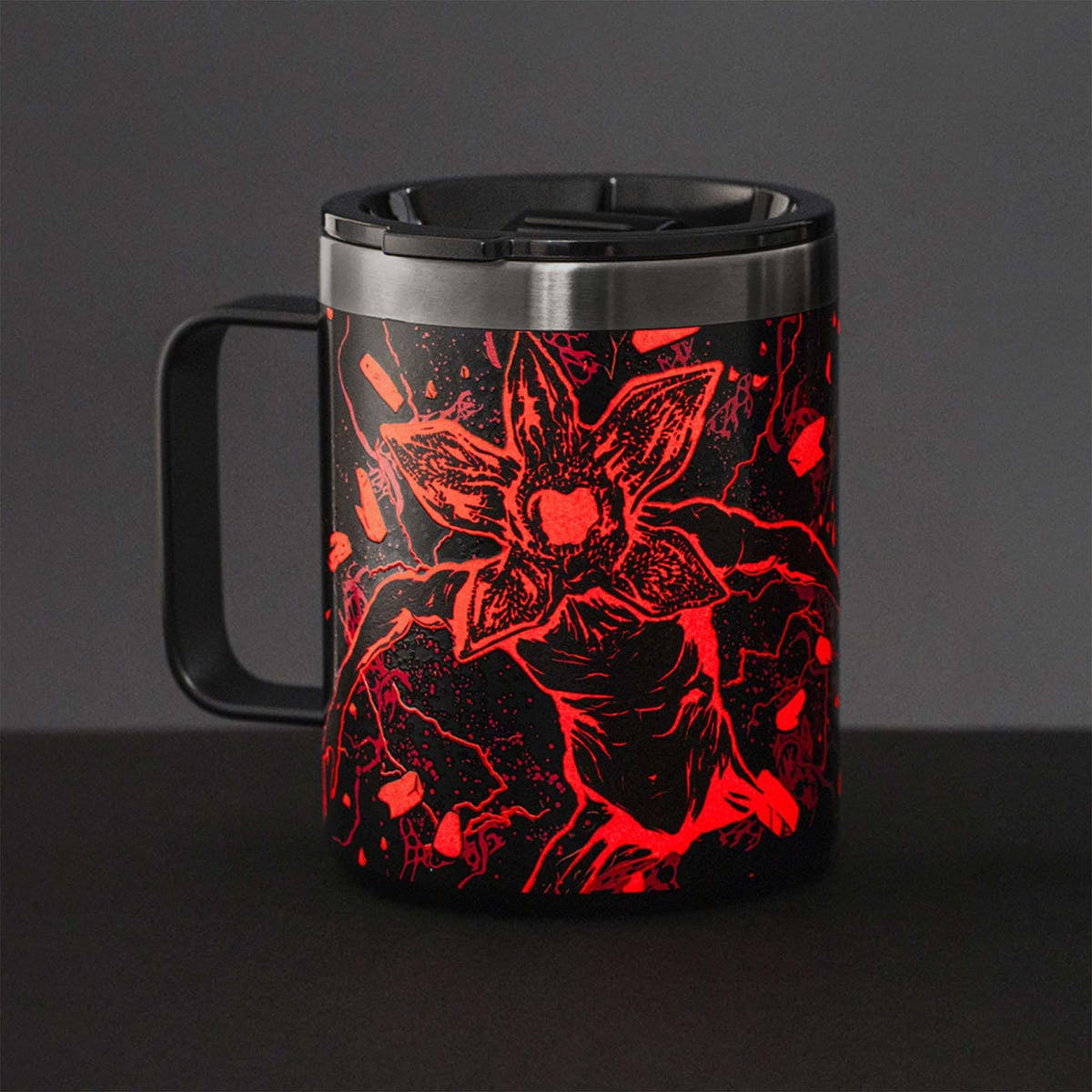 Bialetti Stranger Things Thermobecher 420 ml – doppelwandig, Edelstahl, mit Griff, schwarz/rot