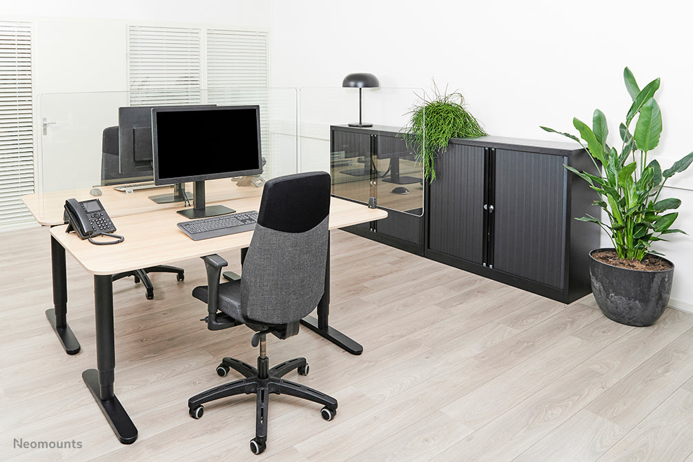 Neomounts Hygieneschutzschild – 1'380 × 650 mm, transparent, mit Montageset, für Tischplatten 0–25 mm