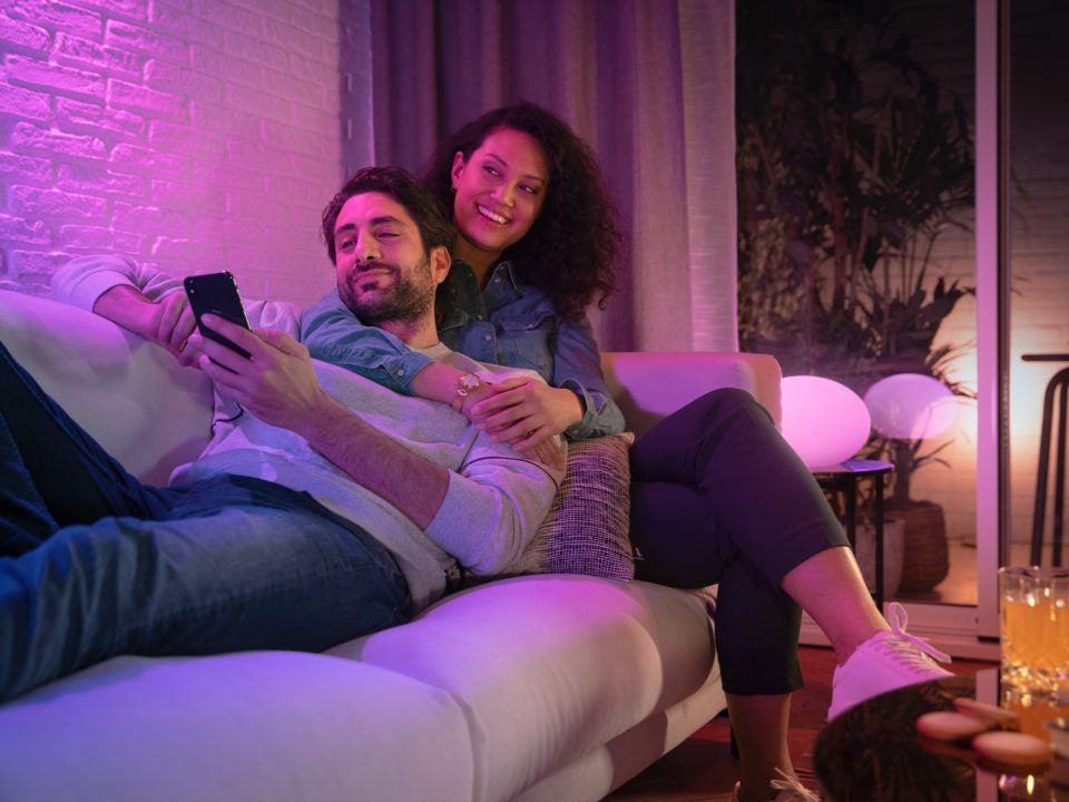 Philips Hue Smart-Leuchtmittel GU10 – RGB+CCT, 400 lm, 4,2 W – für Amazon Alexa, Google Assistant – 1 Stk.