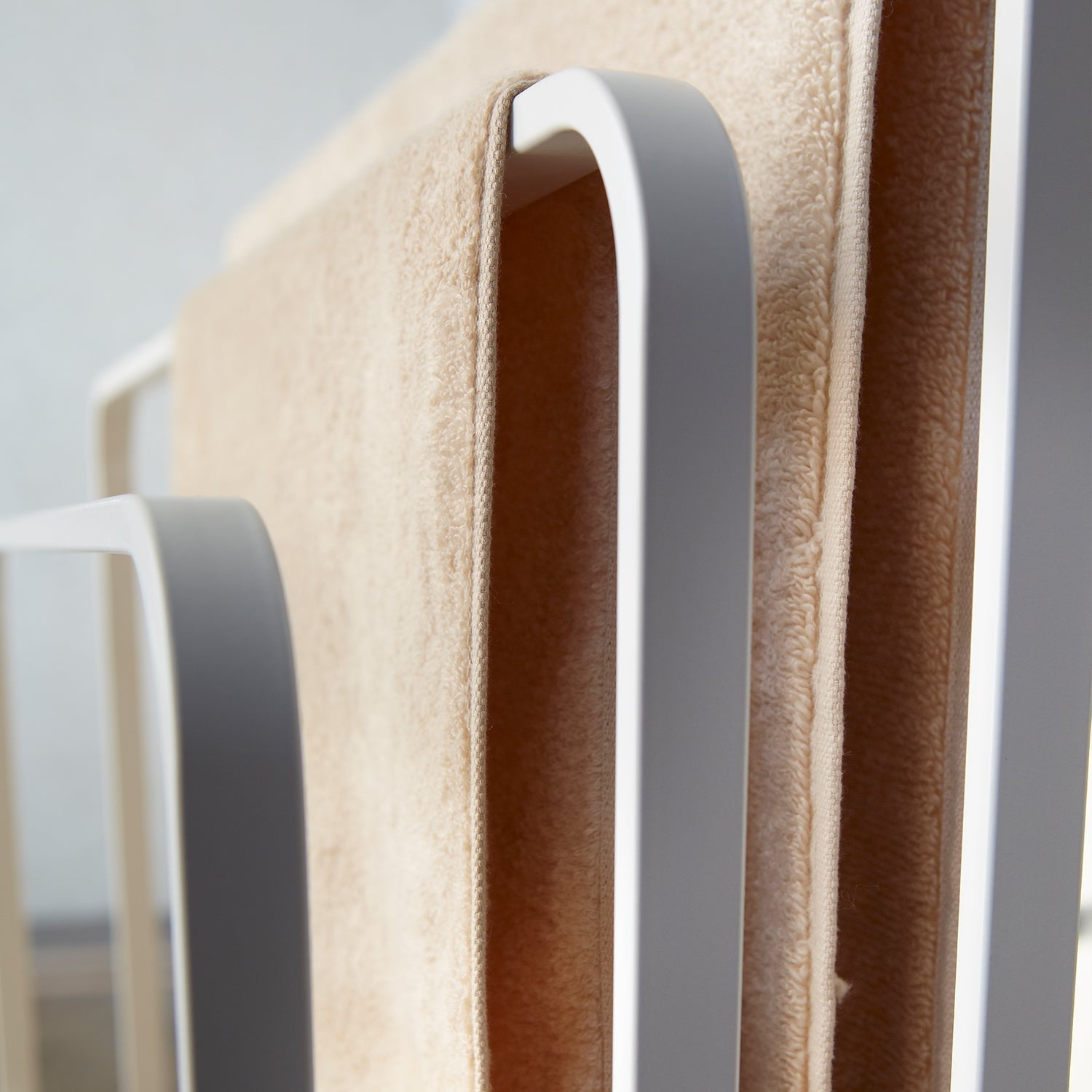 Yamazaki Handtuchständer TOWER – 14×70×81 cm, Stahl, Weiss