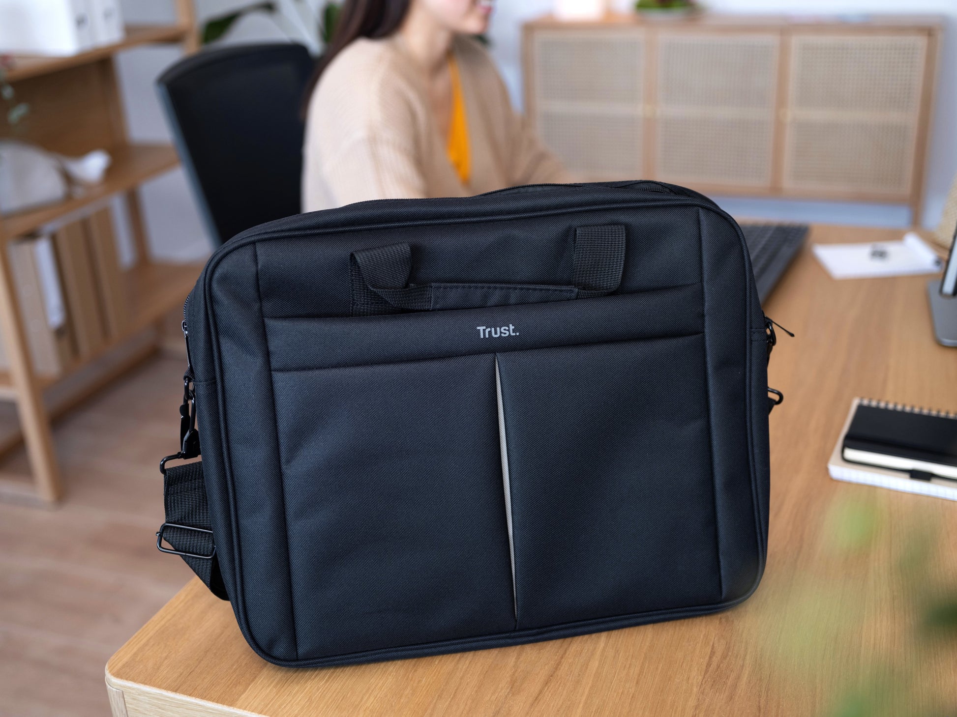 Trust Notebook-Tasche bis 16" – 2 Fächer, Schultergurt – Schwarz