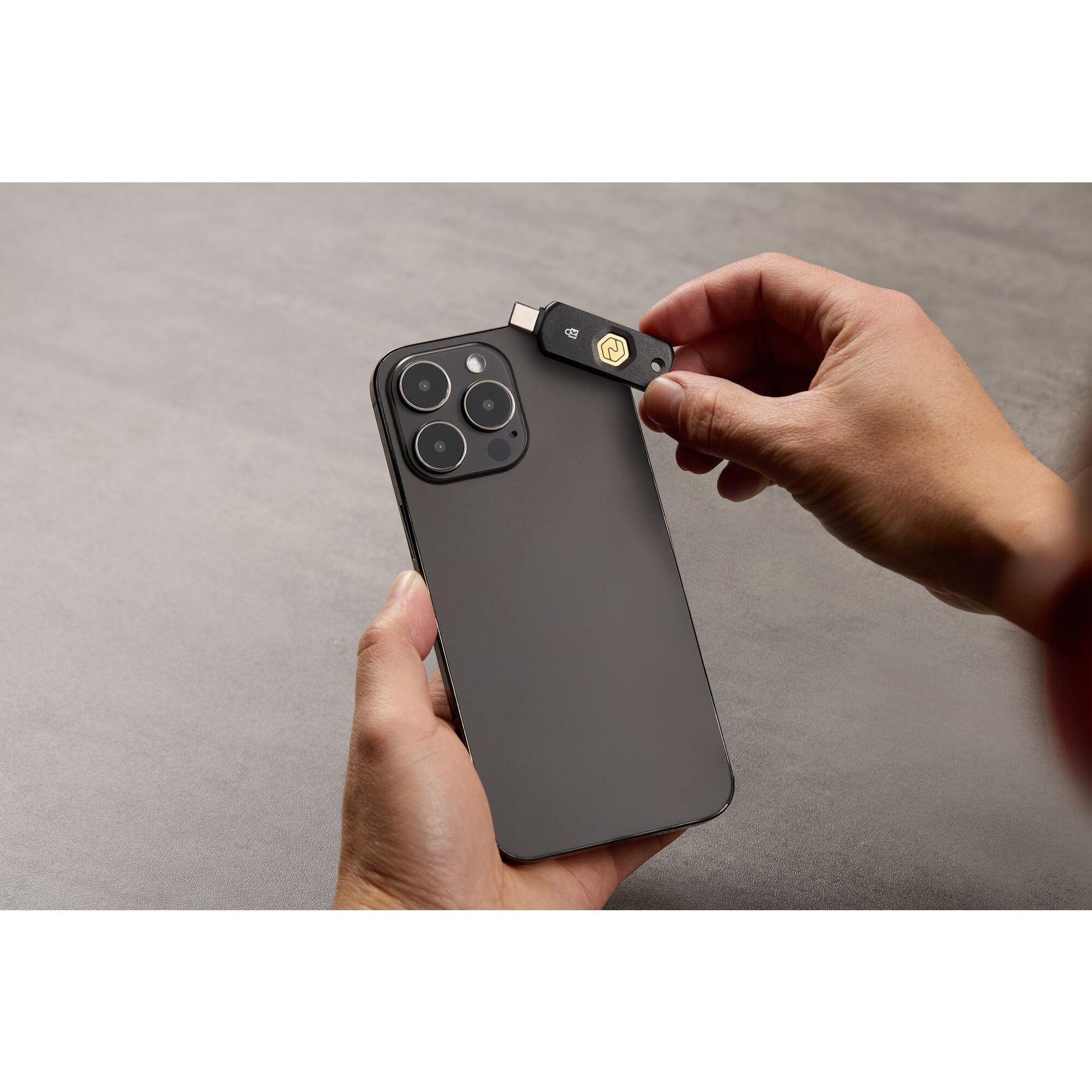 Kensington VeriMark NFC+ Sicherheitsschlüssel – USB-C – NFC – für Windows, Mac