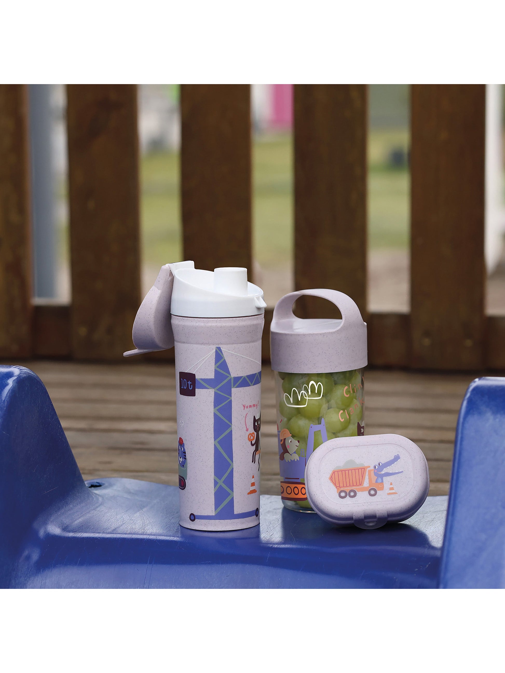 Koziol TRUCKS Kindertrinkflasche 500 ml – Biozirkulärer Kunststoff, Clipverschluss, Grau