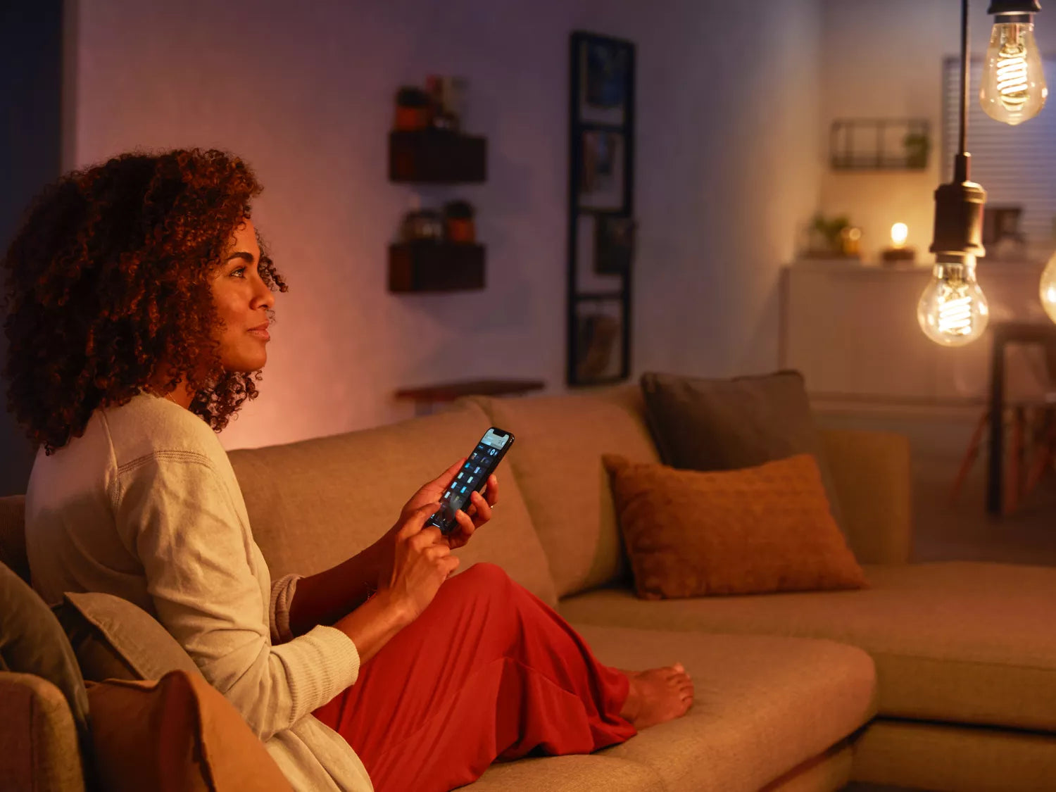 Philips by Signify Philips Hue Smart-Leuchtmittel E27 Weiss – 550 lm, 2100 K, App, dimmbar