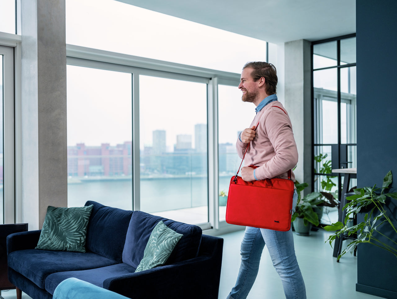 Trust Notebook-Tasche für Notebooks bis 16" – Aus recyceltem PET, Trolley-Band – Rot