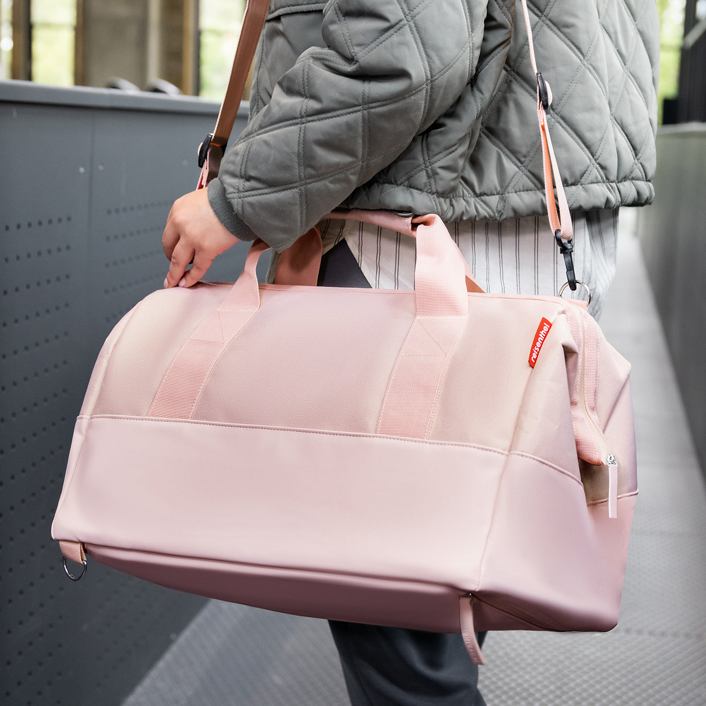 Reisenthel Sporttasche Allrounder M – 23 l, aus rPET, rosa, 45 × 33 × 30 cm