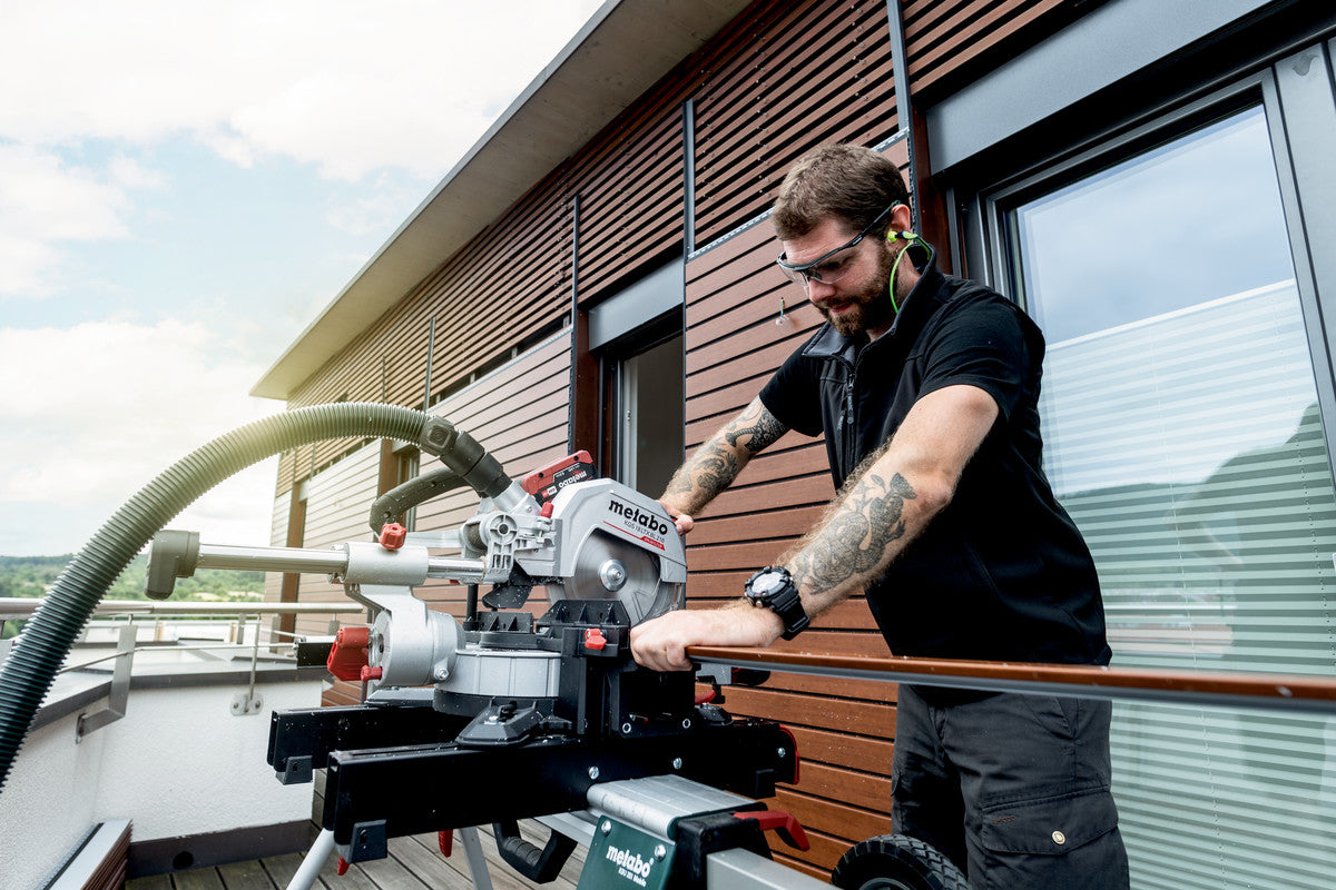 Metabo Kapp- und Gehrungssäge KGS 18 LTX BL 216 – 18 V (CAS) – Sägeblattdurchmesser 216 mm – mit Akku und Ladegerät