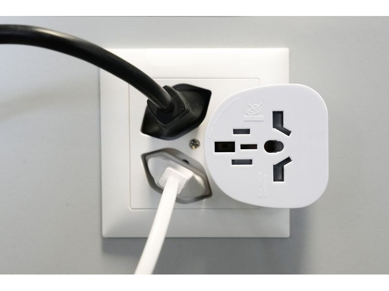 Furber. Reiseadapter – USA zu Schweiz – 10 A/2500 W, 3-polig – weiss