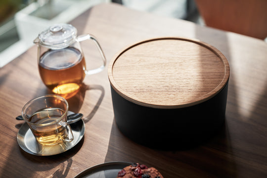 Yamazaki Aufbewahrungsbox (mit Deckel) – Stahl/Holz – Schwarz/Natur – Ø 220 × H 110 mm