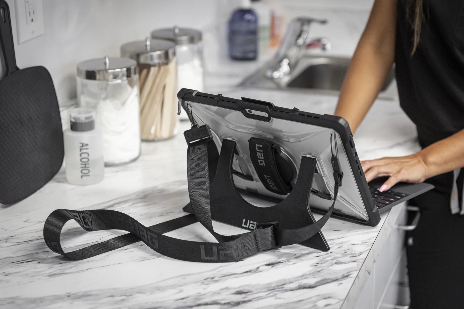 Urban Armor Gear UAG Schultergurt für UAG Tablet-Cases (Metropolis, Metropolis SE, Plasma, Scout) – Schwarz