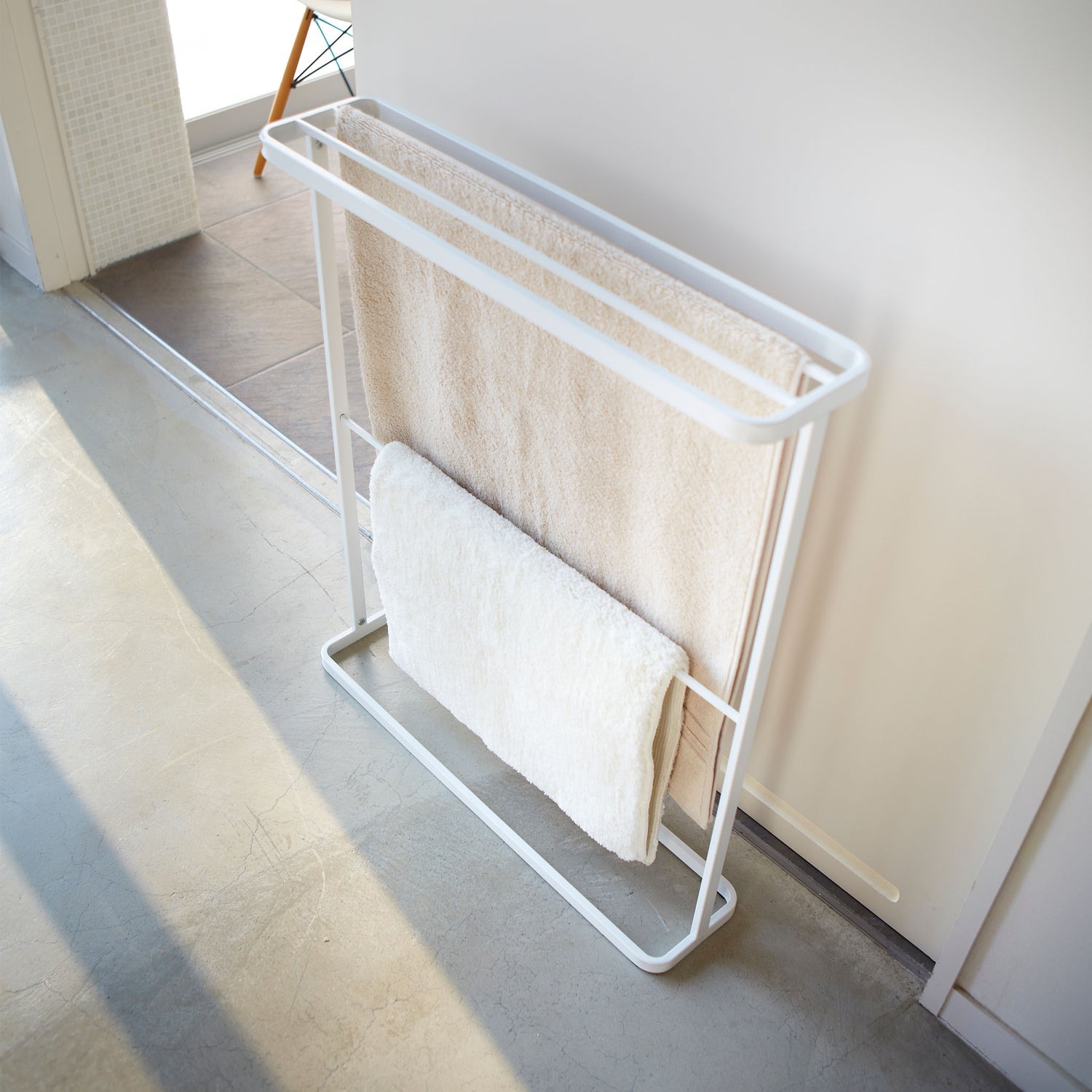 Yamazaki Handtuchständer TOWER – 65×15×75 cm, Holz, Weiss