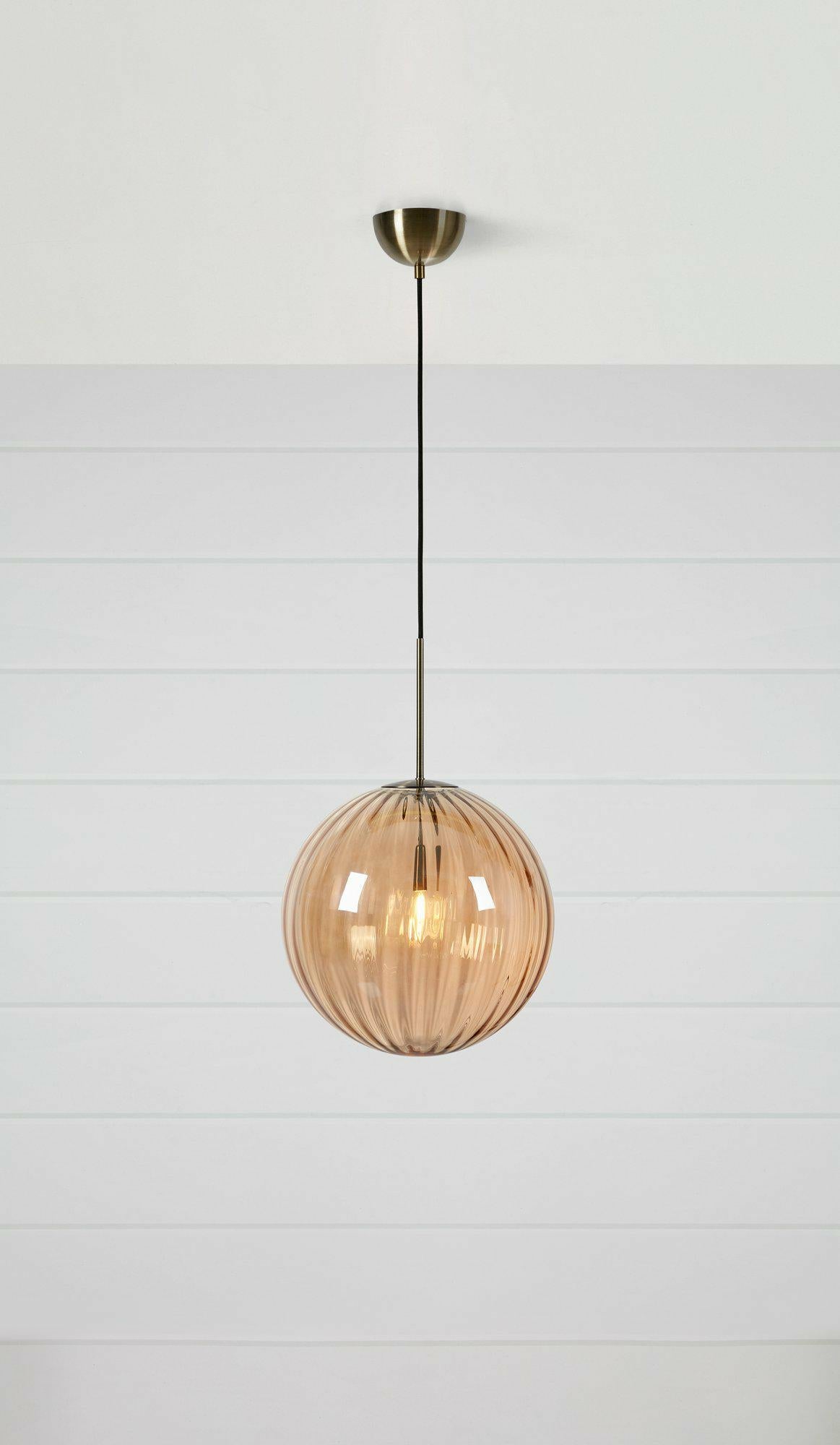 Markslöjd Pendelleuchte Fengari – Ø 35 × 53,5 cm, 40 W, Neutralweiss, Bernstein/Messing, E14