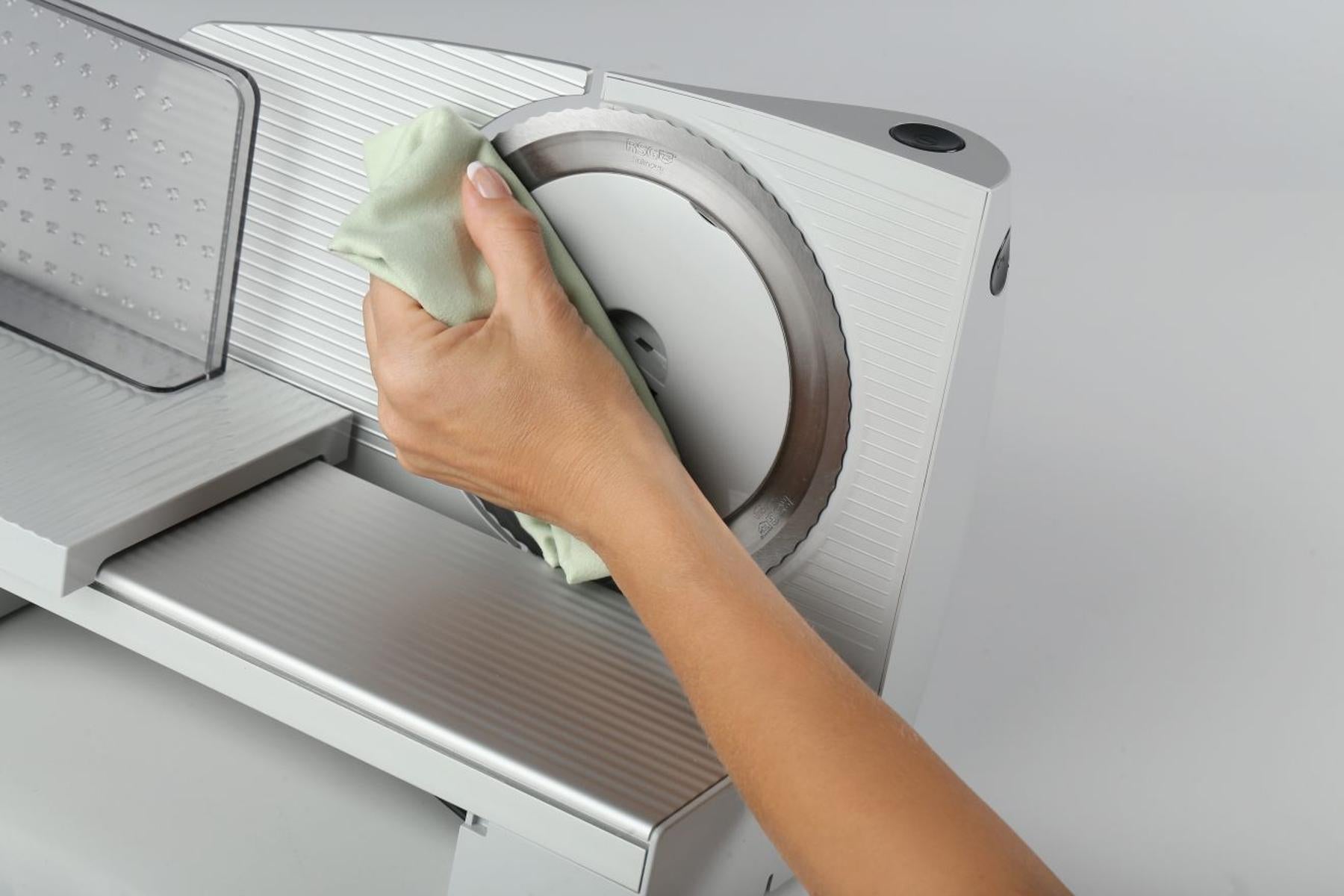 Gorenje Allesschneider R607A – 15 mm, Ø 17 cm, 110 W – Kunststoff/Edelstahl
