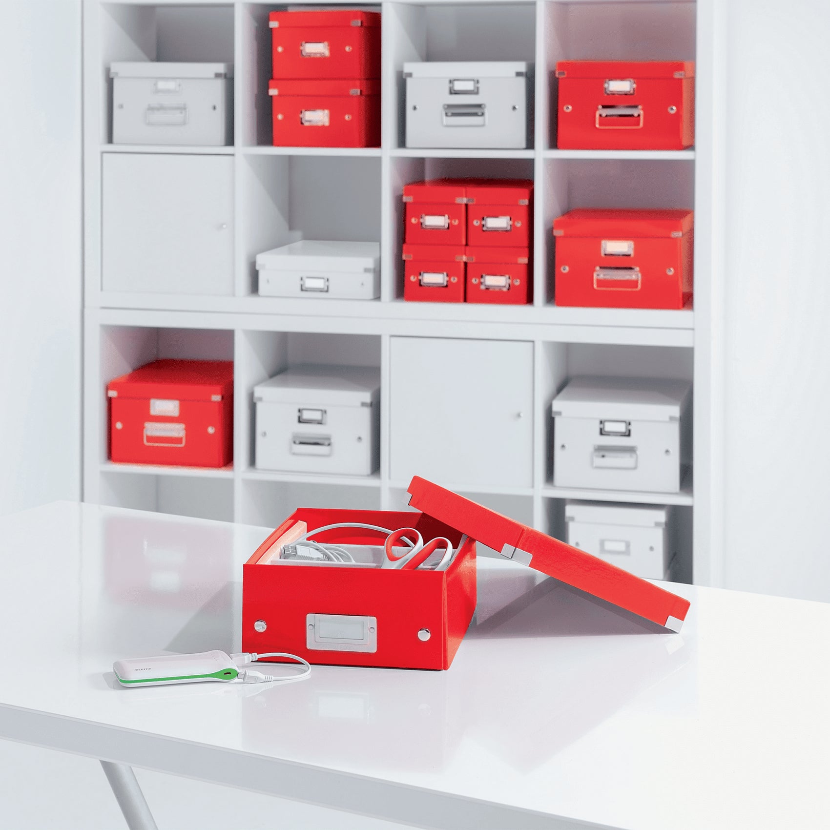 Leitz Click & Store WOW Aufbewahrungsbox 10 l – B 281 × H 100 × T 370 mm, mit Deckel, stapelbar, rot, Karton
