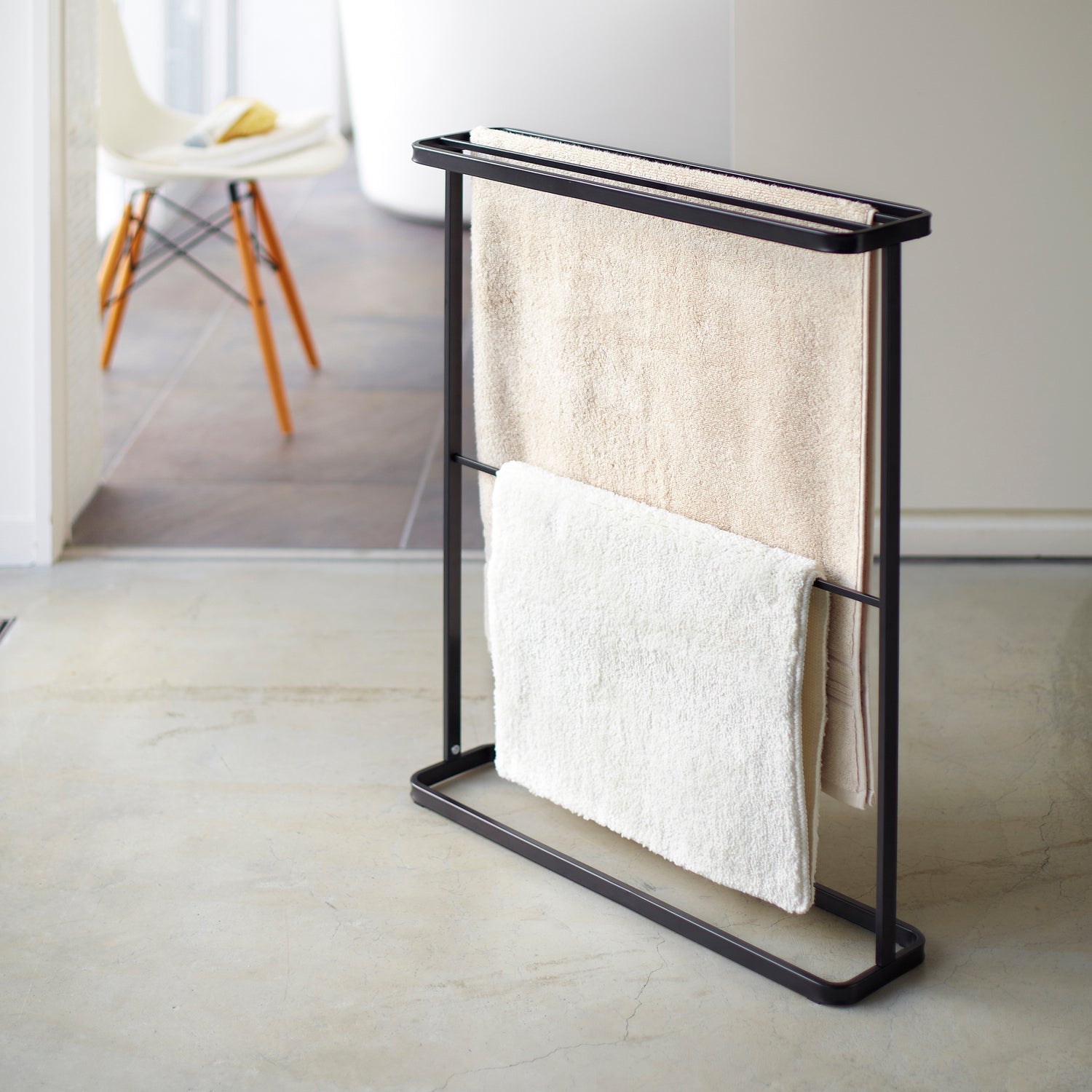 Yamazaki Handtuchständer TOWER – 65×15×75 cm, Stahl, Schwarz