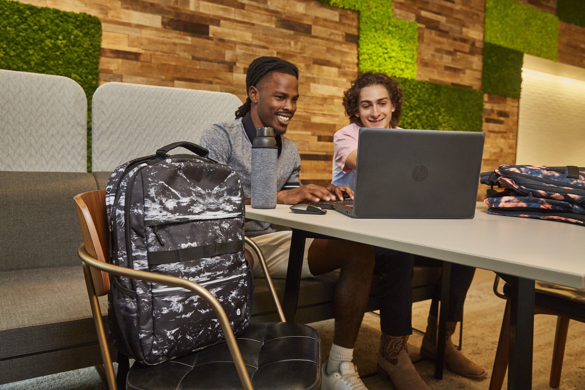HP Campus XL Marble Stone Rucksack – Anhänger aus recyceltem Papier, Schwarz