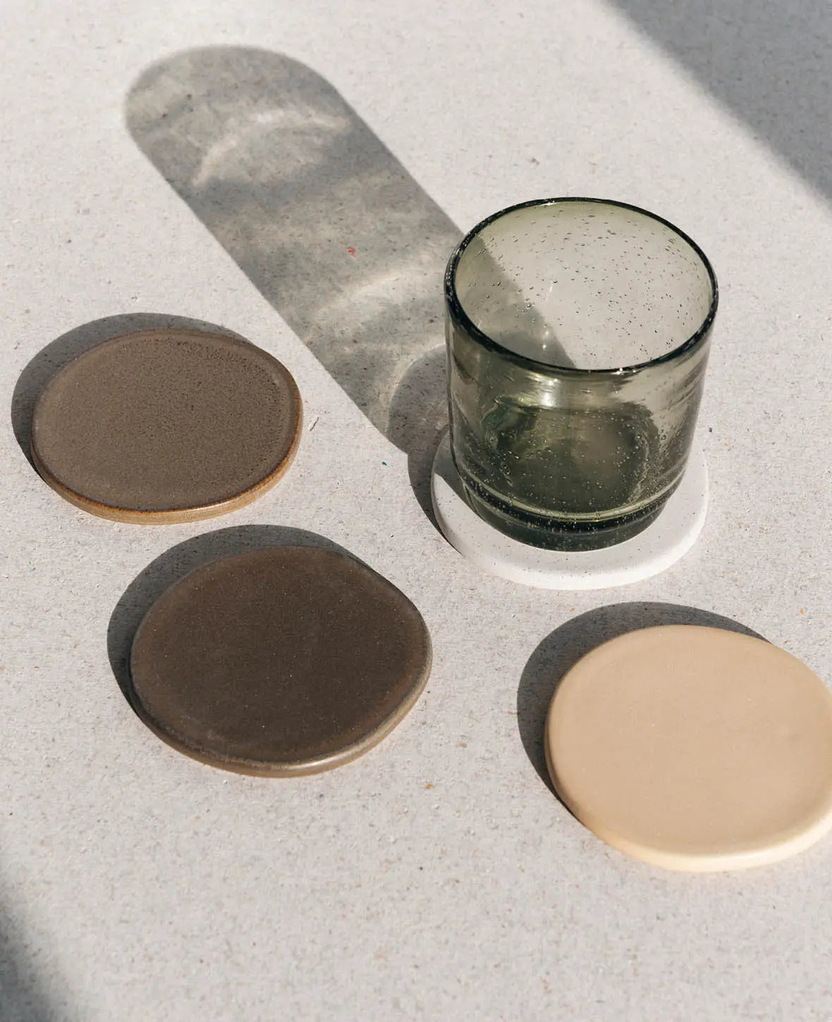 Esmée Keramikuntersetzer – 4er Set, Ø 9,5 cm, H 0,5 cm, Weiss/Braun, rutschfest, für Gläser