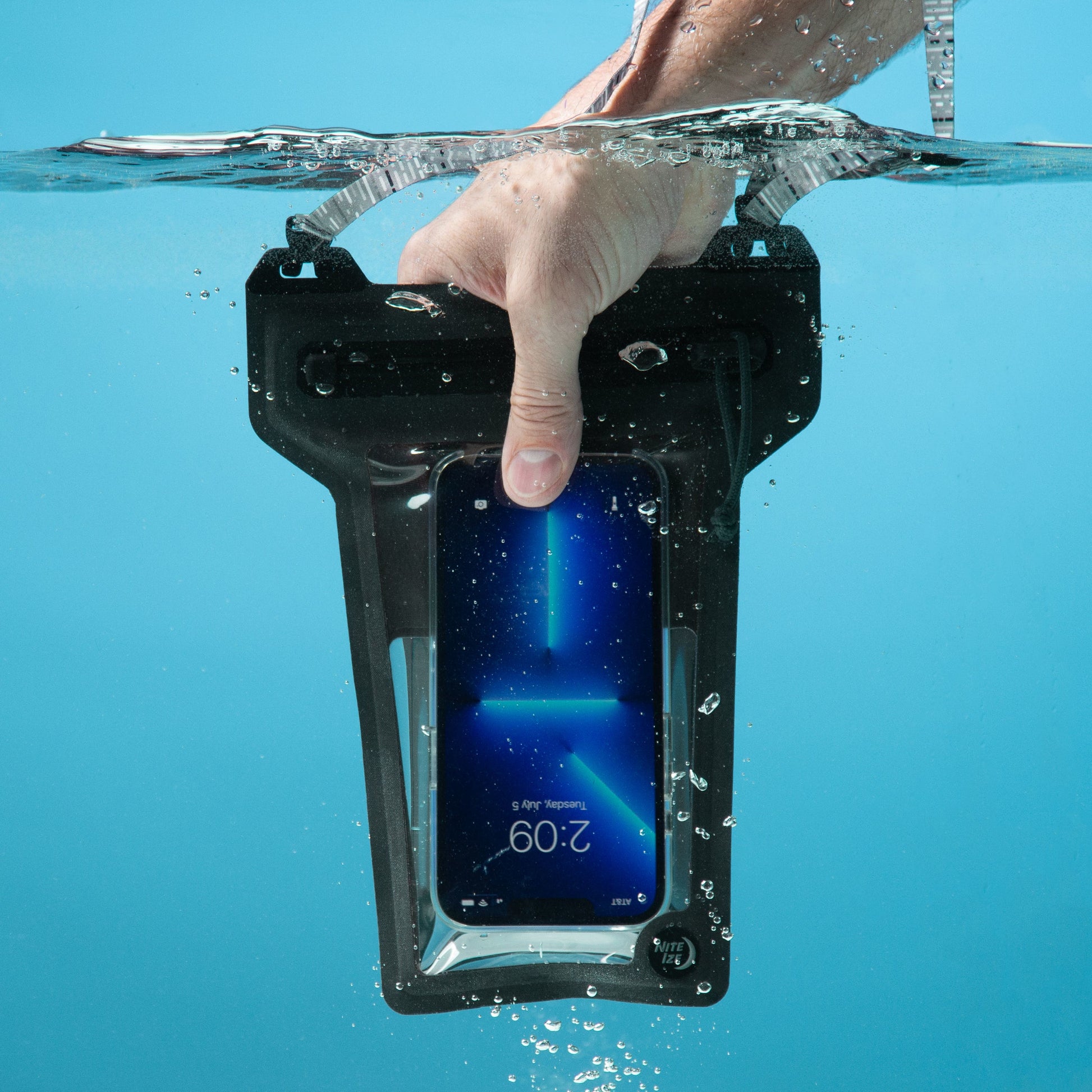 Nite Ize Wasserdichte Smartphone-Tasche – für Smartphones bis 7,6" – Schwarz