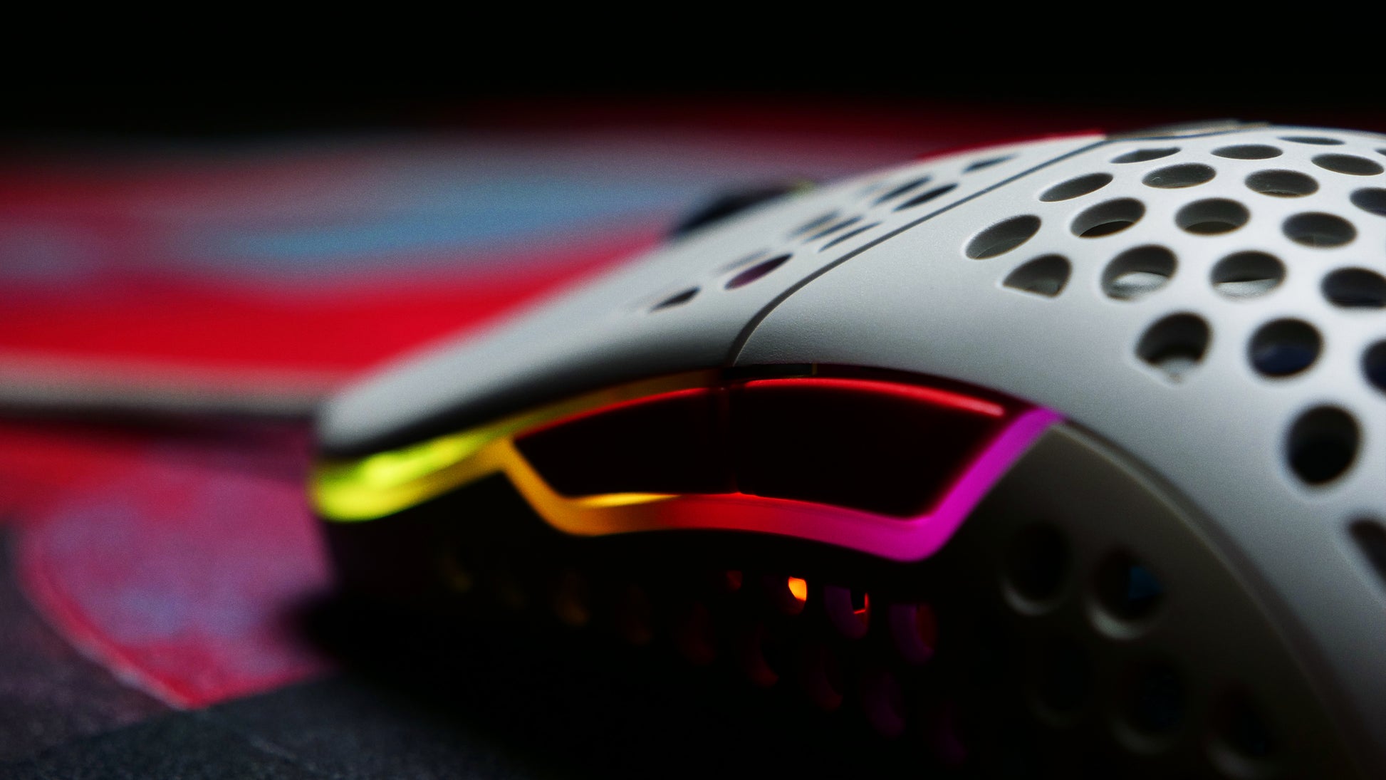 R-Go Tools CHERRY XTRFY M42 Gaming-Maus – kabelgebunden, 125/500/1'000 Hz, beidhändig, RGB-Beleuchtung, mehrfarbig