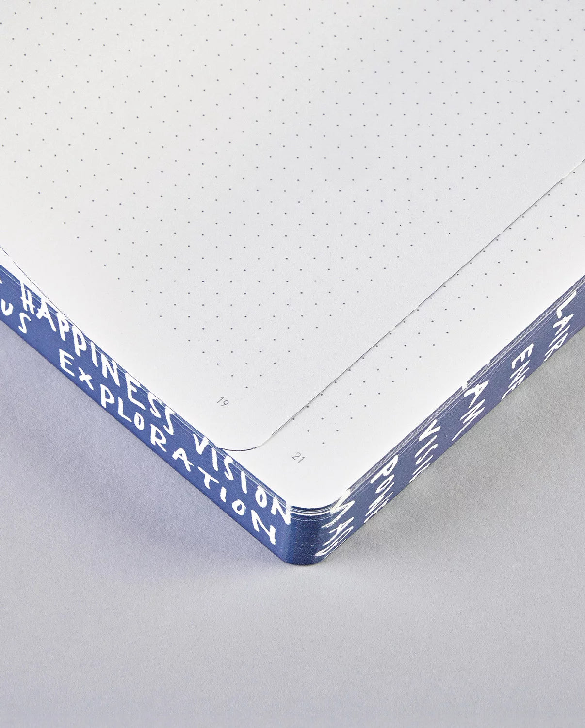 nuuna Notizbuch – 165 × 220 mm – 120 g/m² – Softcover, Fadenheftung, nummerierte Seiten, Blau/Weiss