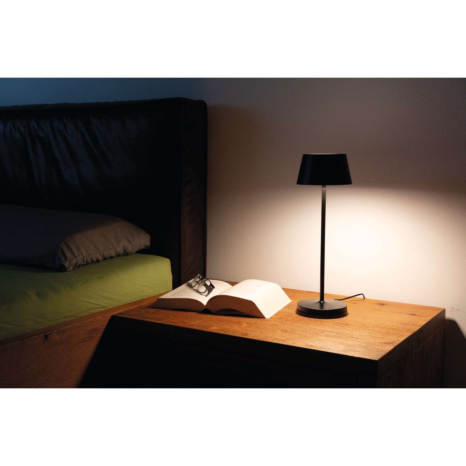 MAUL LED Tischleuchte Nina – Akku, USB-C & Ladestation, stufenlos dimmbar – 4000 K – 210 lm 3 W – Schwarz