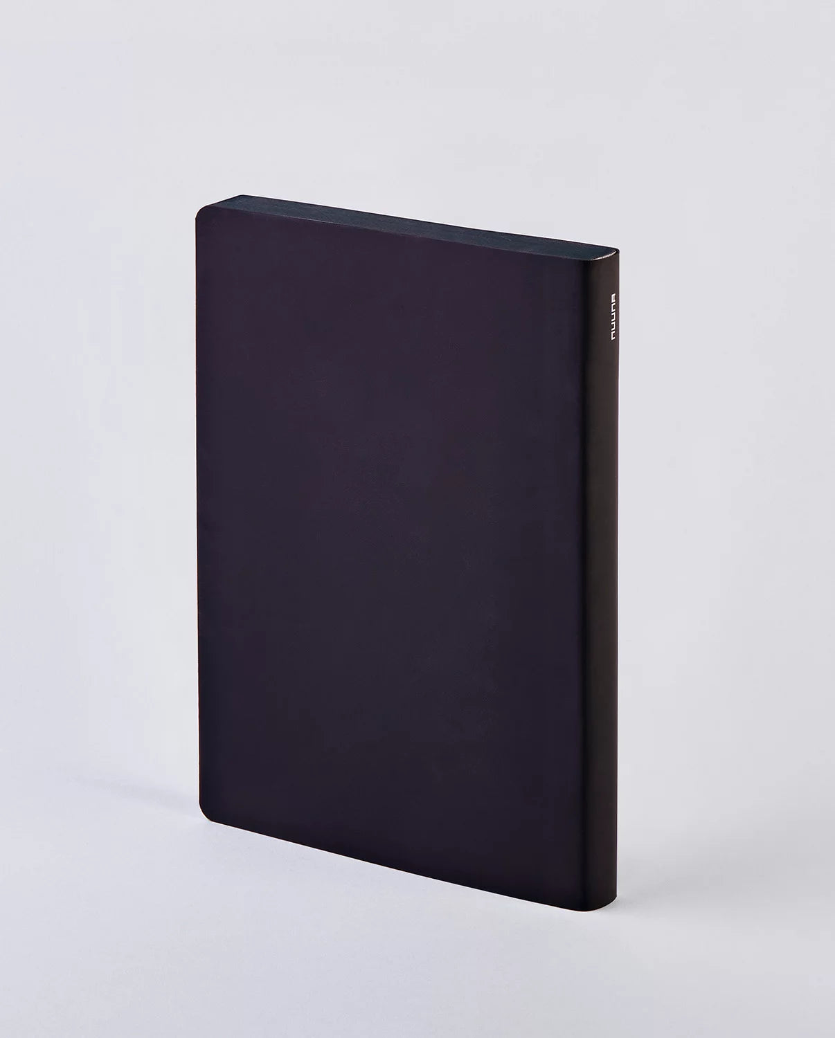 nuuna Notizbuch – 165 × 220 mm – 120 g/m² – Softcover, Fadenheftung, nummerierte Seiten, schwarz/weiss
