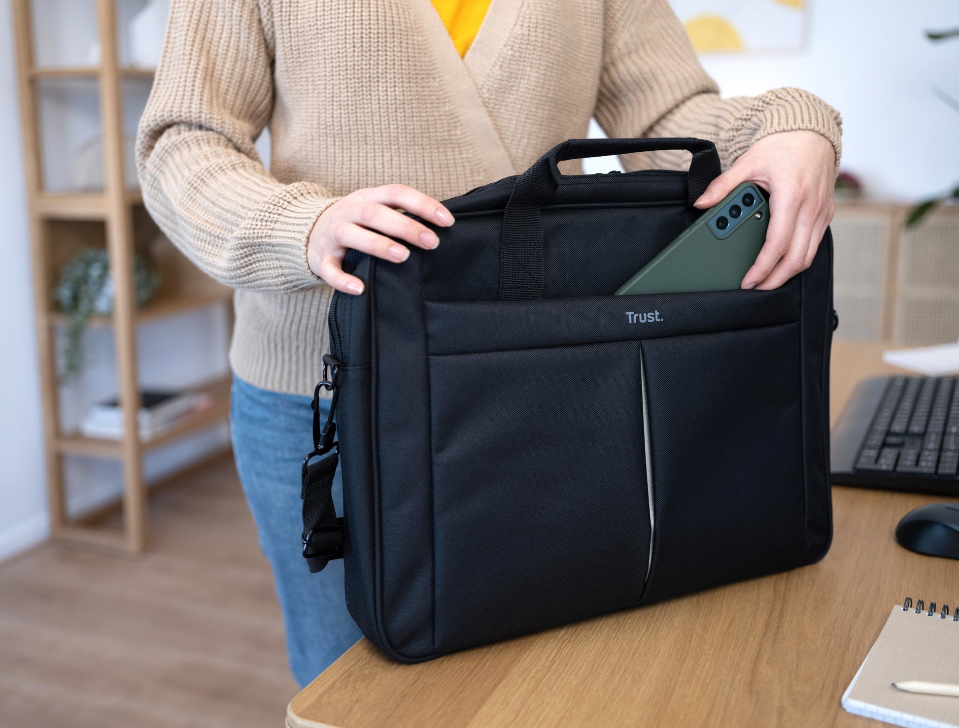 Trust Notebook-Tasche bis 16" – 2 Fächer, Schultergurt – Schwarz