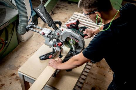 Metabo Akku-Kapp- und Gehrungssäge KGS 18 LTX BL 254 – 18 V (CAS) – Ø 254 mm – 2×8,0 Ah & Ladegerät – LiHD
