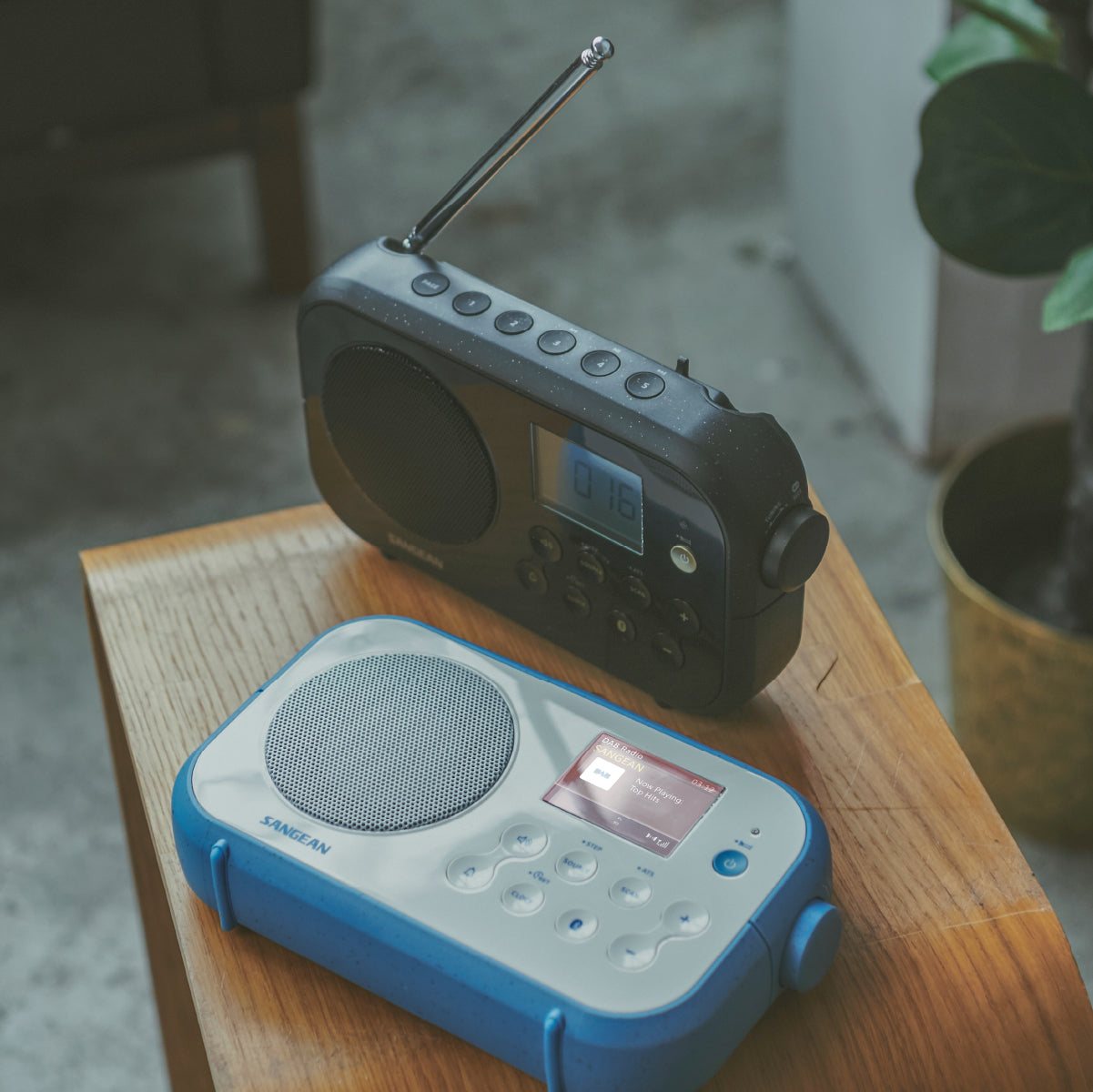 Sangean DPR-42BT – Tragbares DAB+ Radio, UKW, Bluetooth – Weiss/Blau