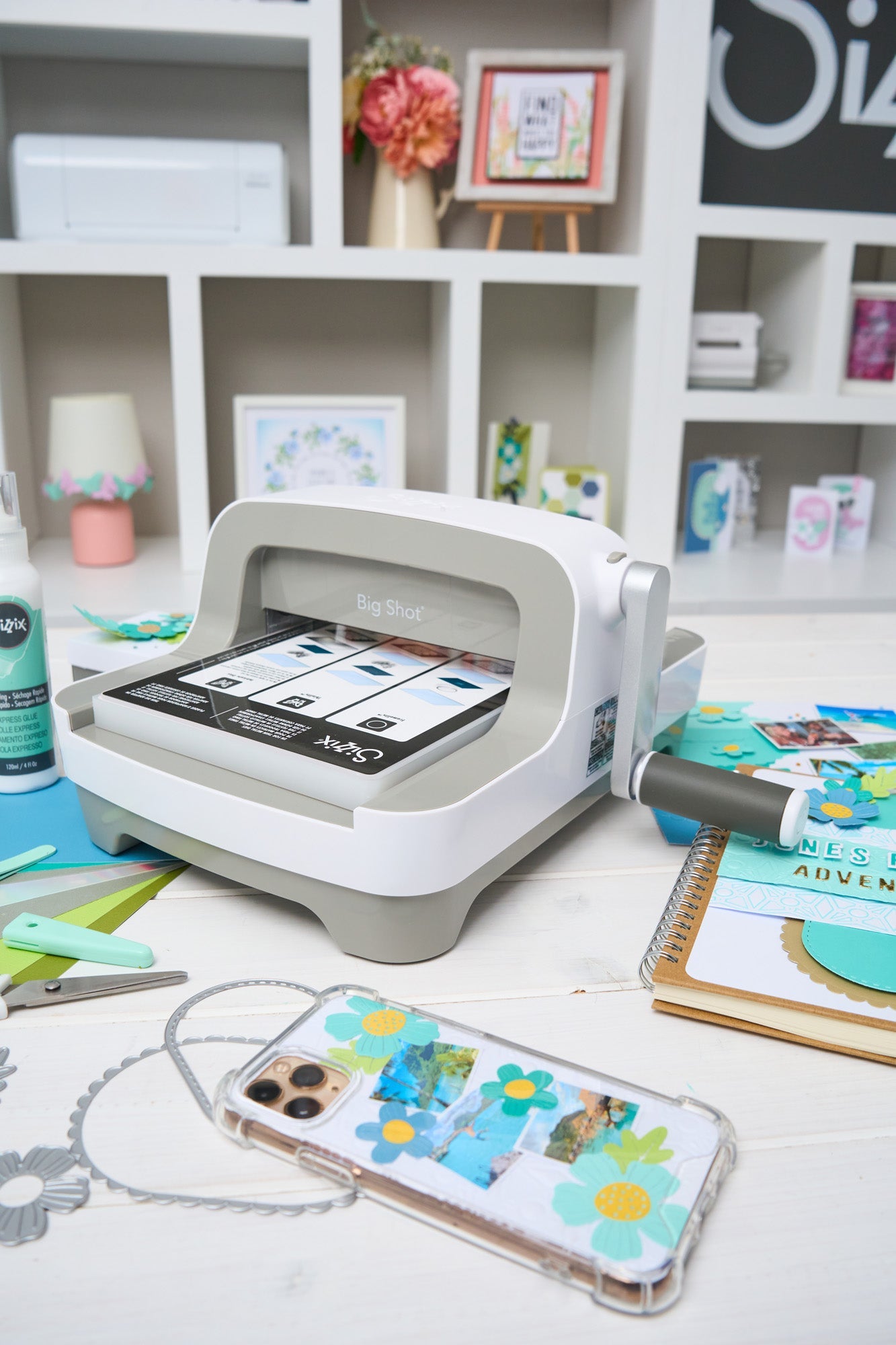 Sizzix Stanz- und Prägemaschine Big Shot – Starter Kit – 15,2 cm Schnittbreite – 37,3 × 26,1 cm – grau, weiss