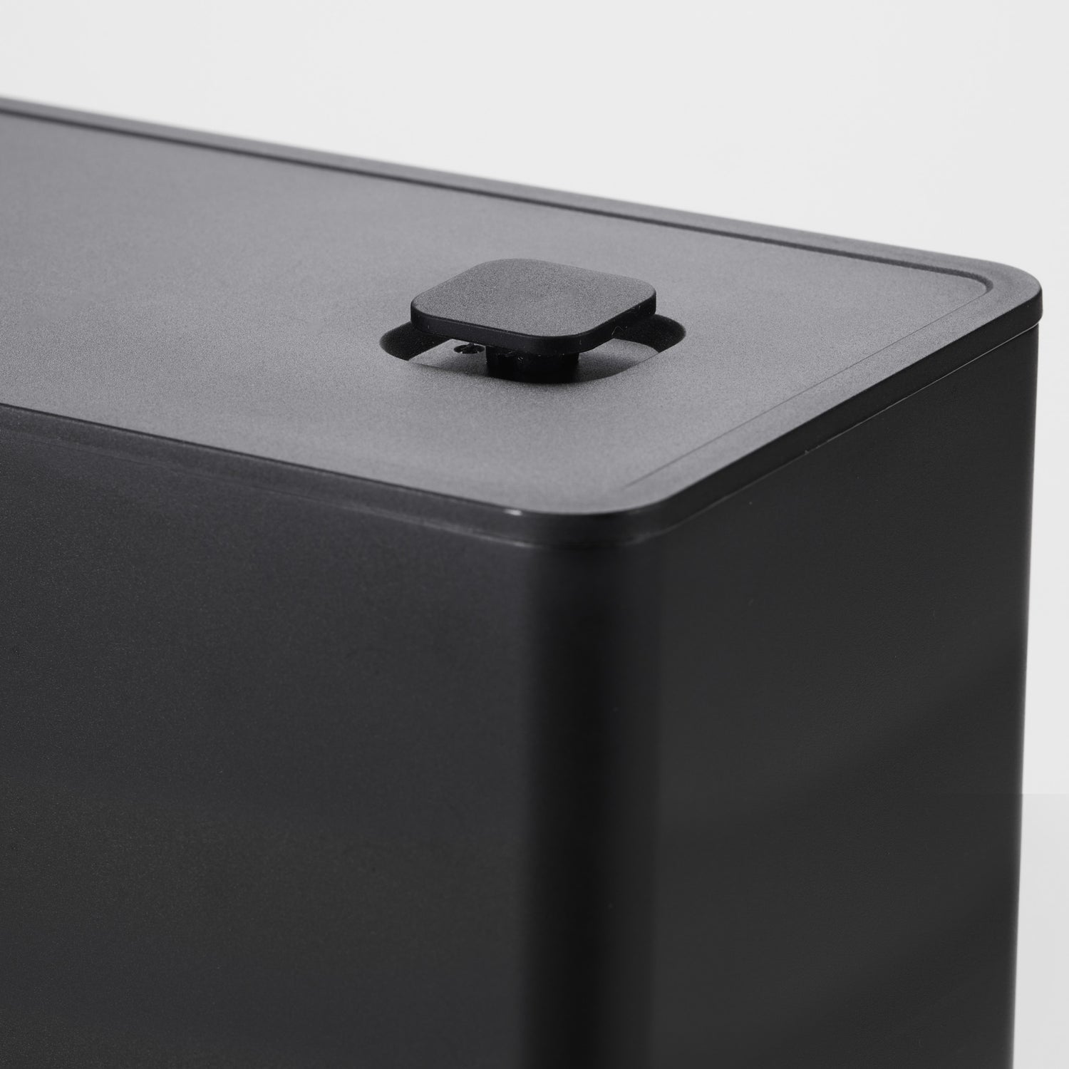 Yamazaki Vorratsdose 1,6 l, 18,4 × 9,2 × 15,4 cm, Polypropylen (PP)/Silikon, Schwarz