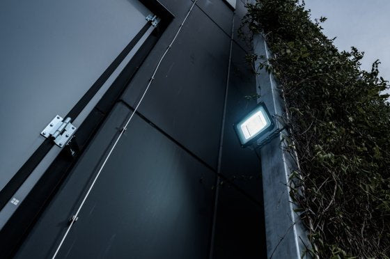 Brennenstuhl Aussenwandleuchte – 100 W – Kaltweiss, 6500 K – IP65 – Netzbetrieb – dimmbar – Schwarz – Metall