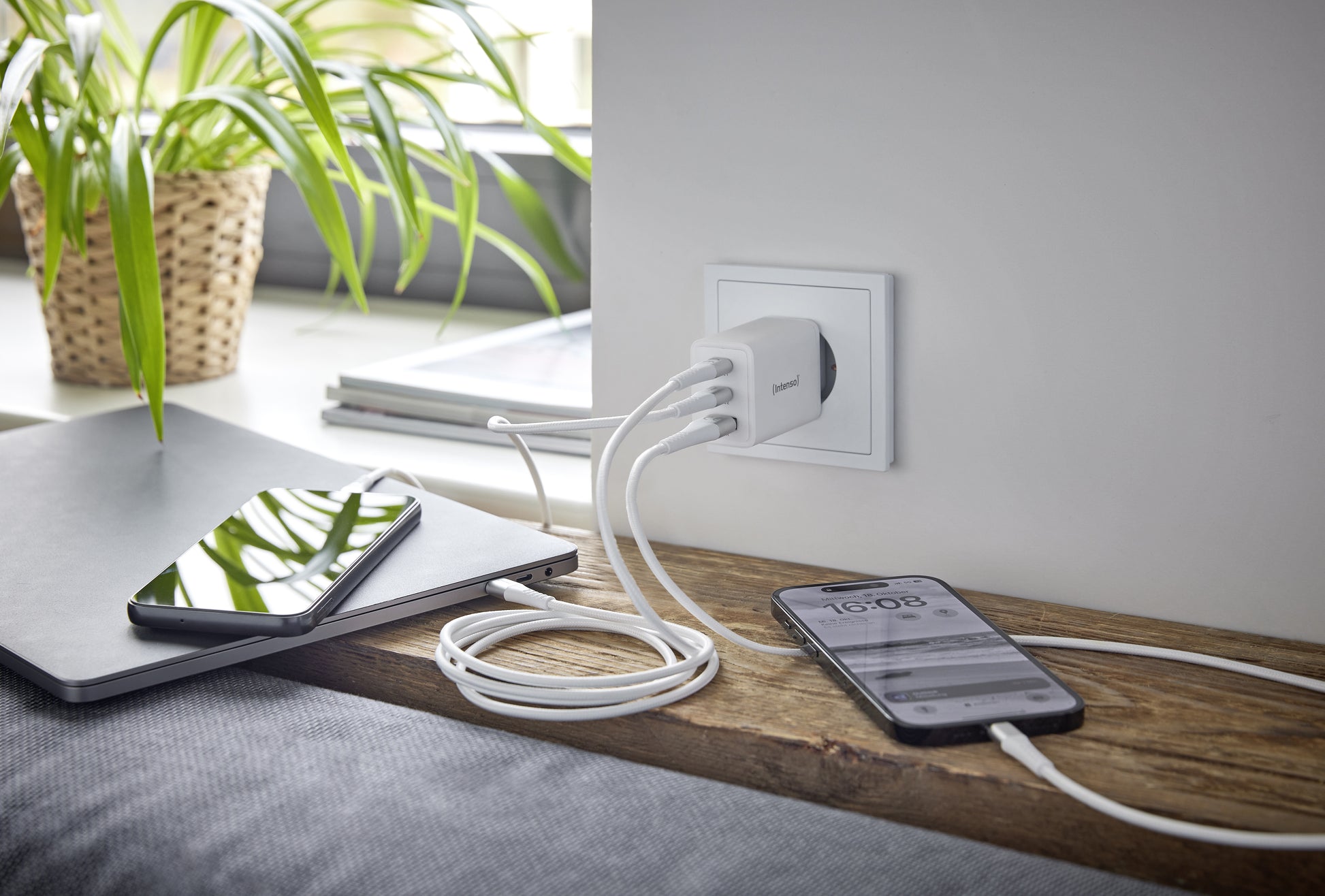 Intenso W65ACC USB-Ladegerät 65 W – USB-C×2, USB-A×1 – PD, GaN, EU-Stecker (Typ C) – Weiss